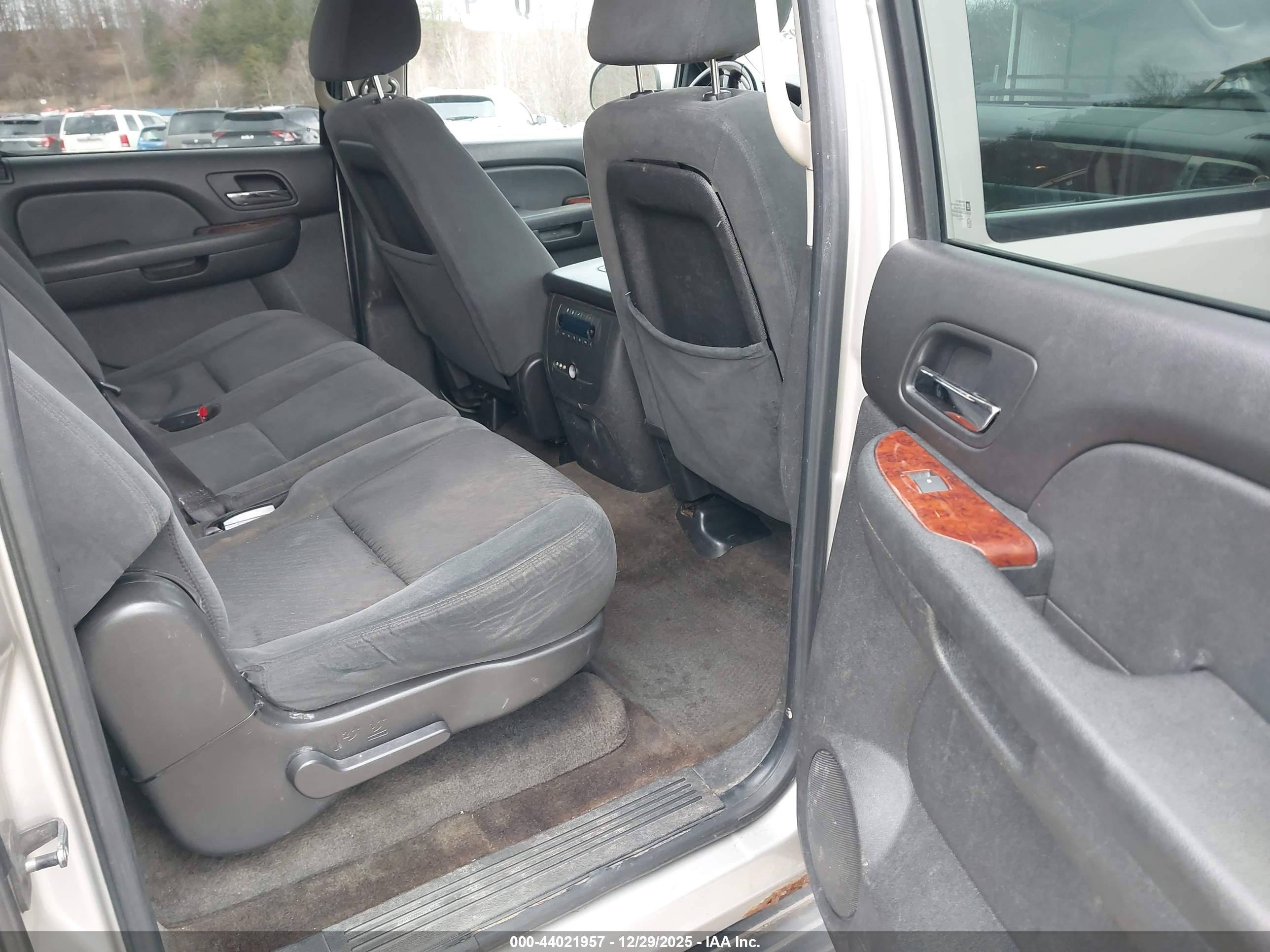 CHEVROLET SUBURBAN image 8
