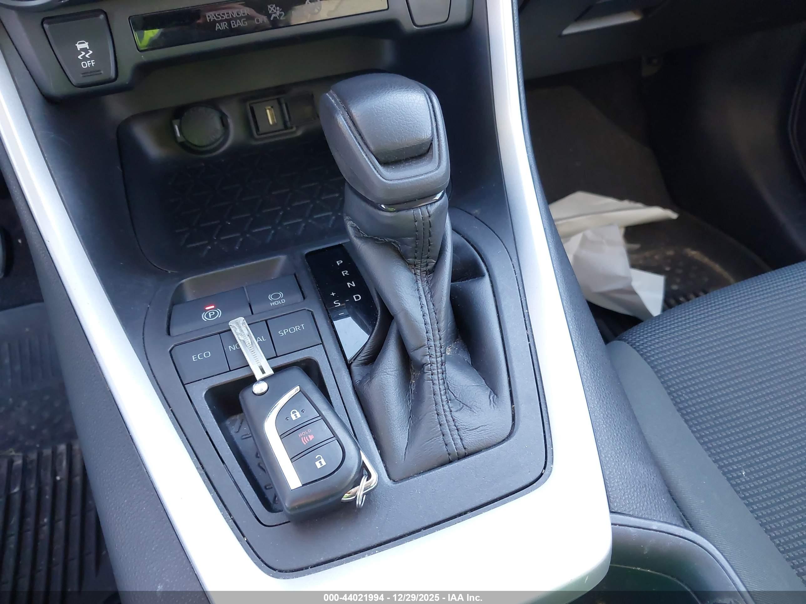 TOYOTA RAV4 image 11