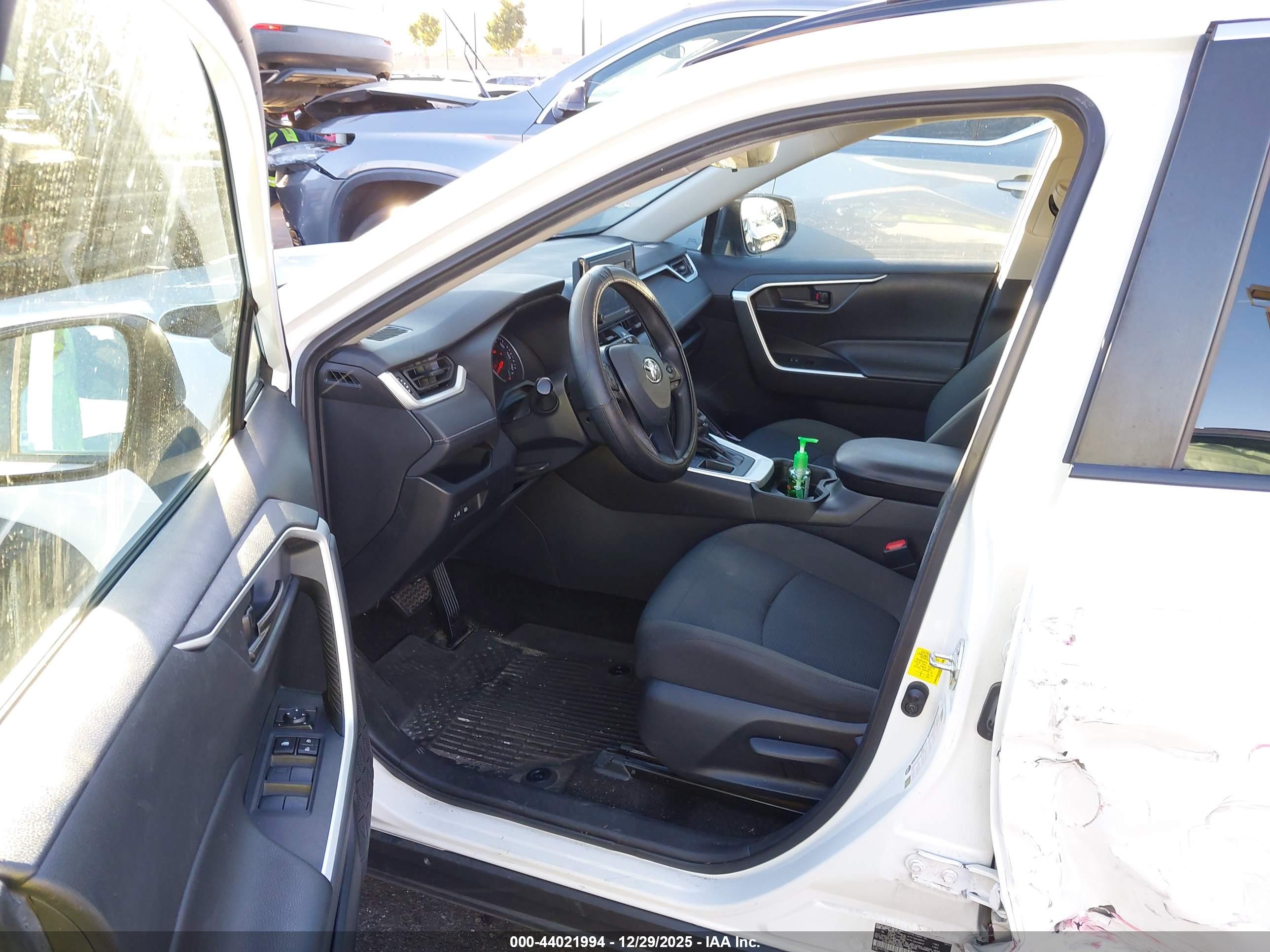 TOYOTA RAV4 image 5