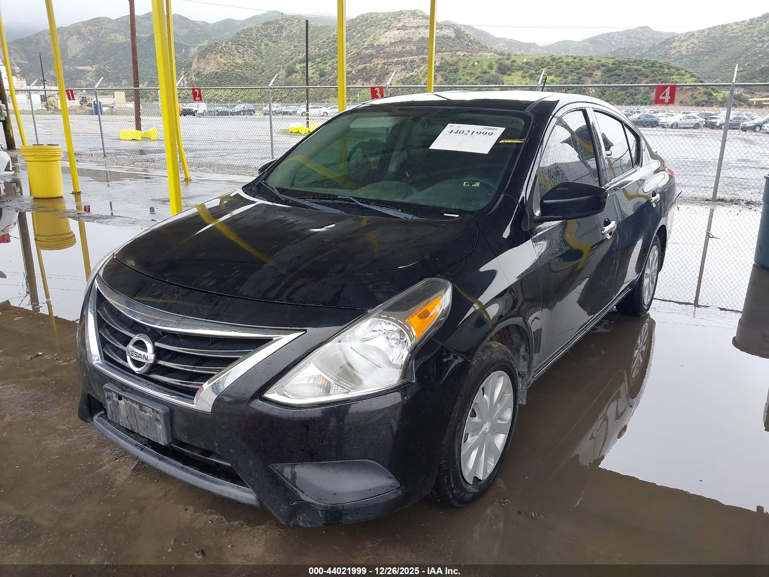 NISSAN VERSA image 2