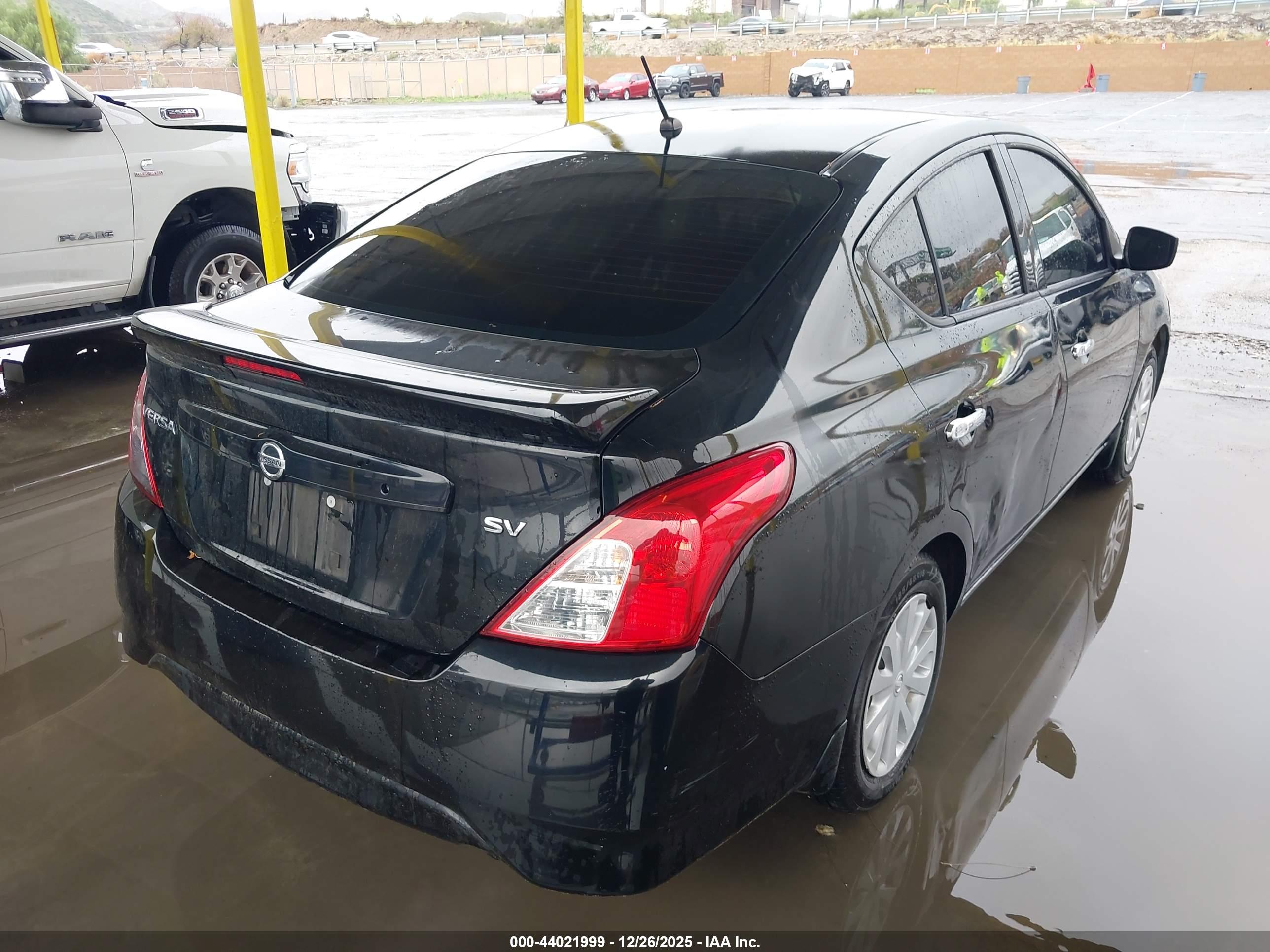 NISSAN VERSA image 4