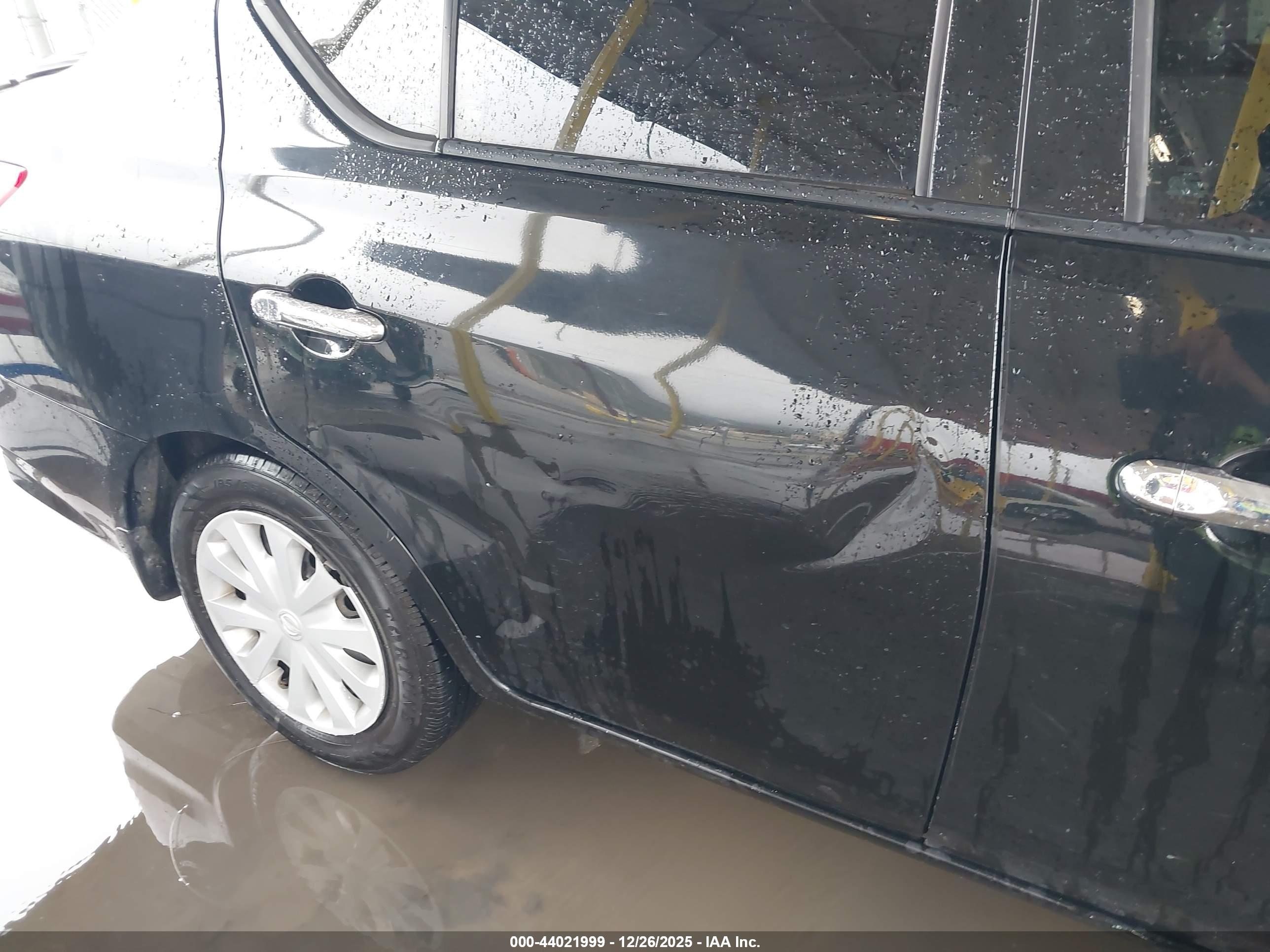 NISSAN VERSA image 6