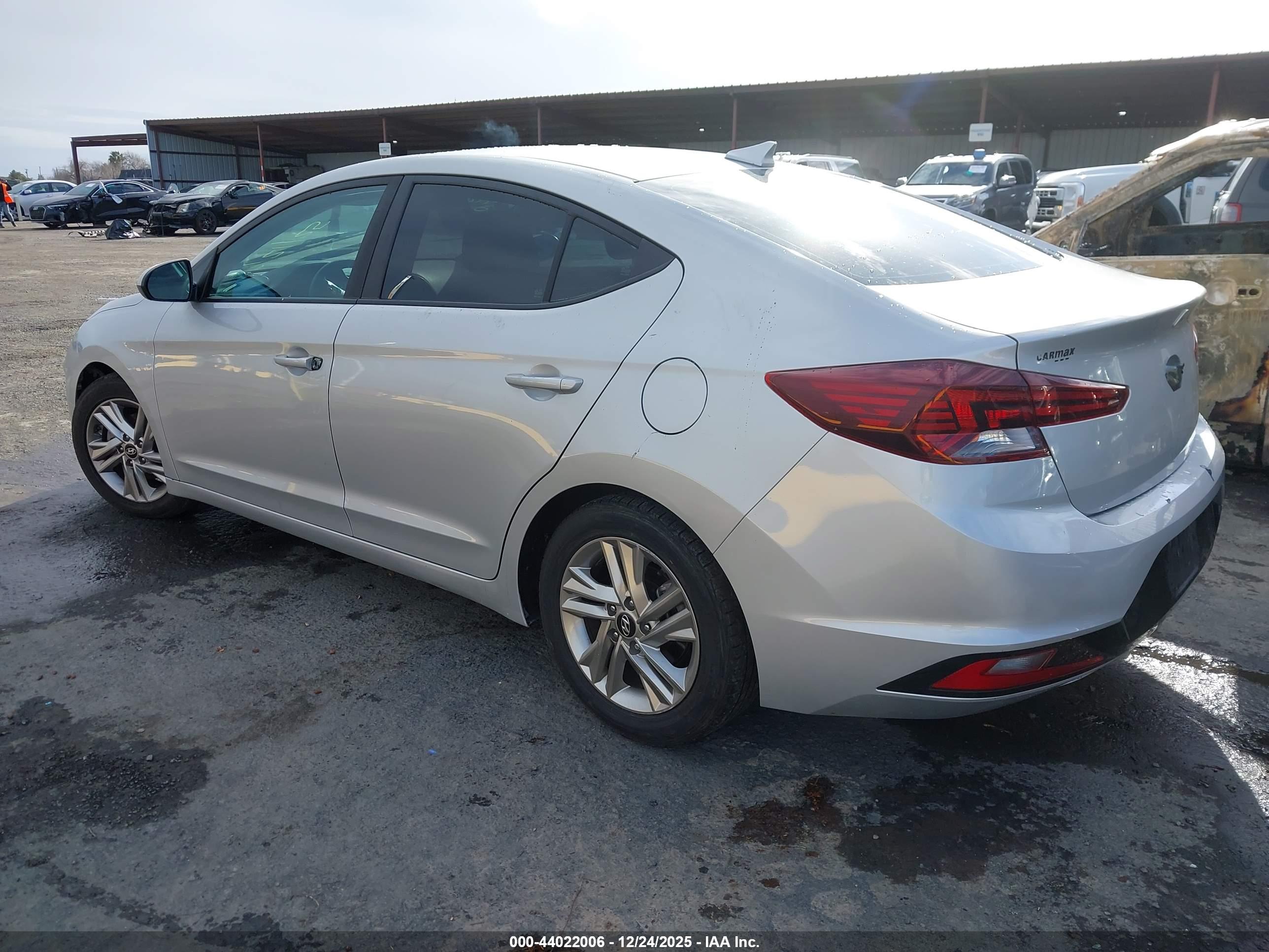 HYUNDAI ELANTRA image 3