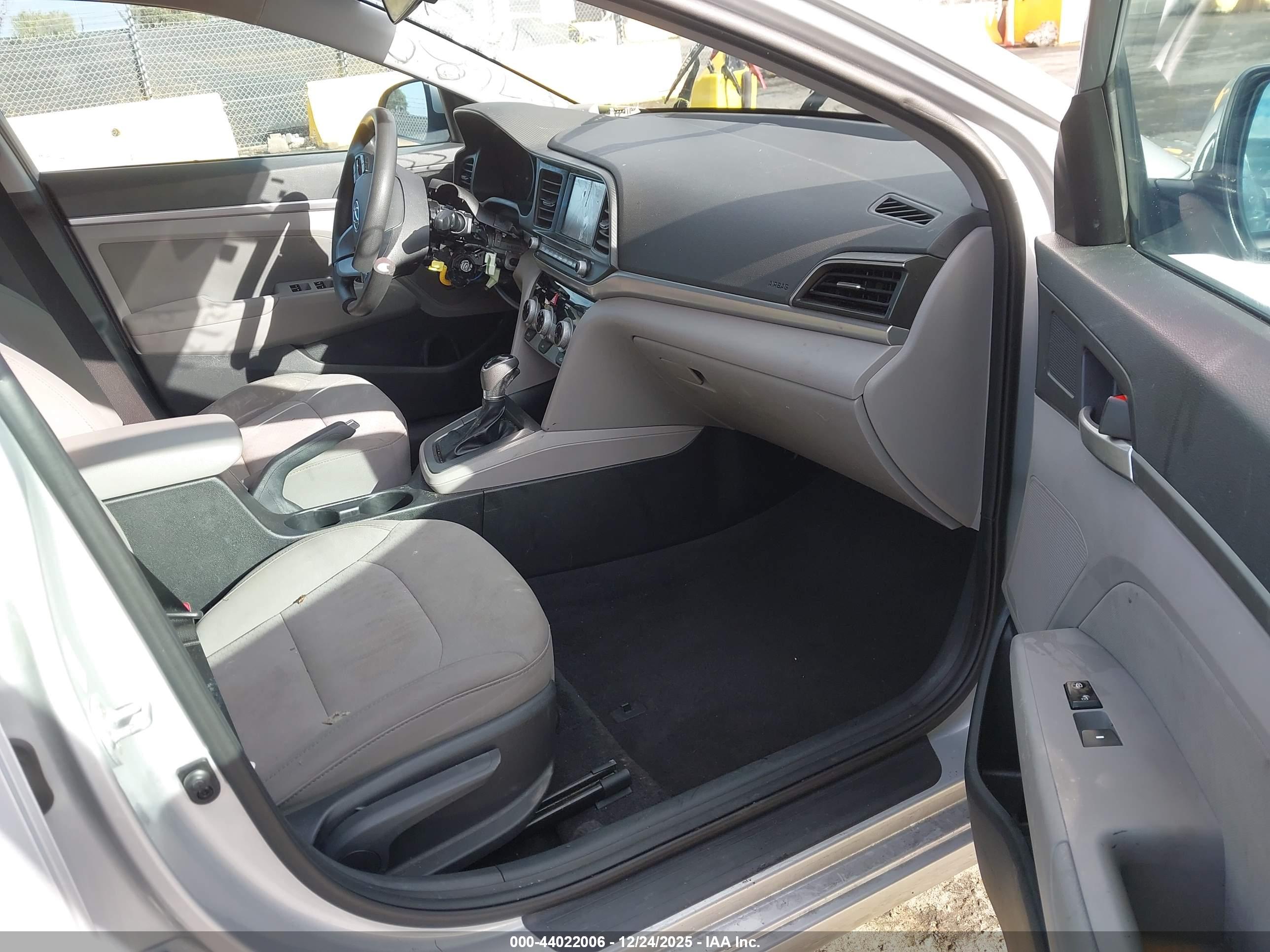 HYUNDAI ELANTRA image 5