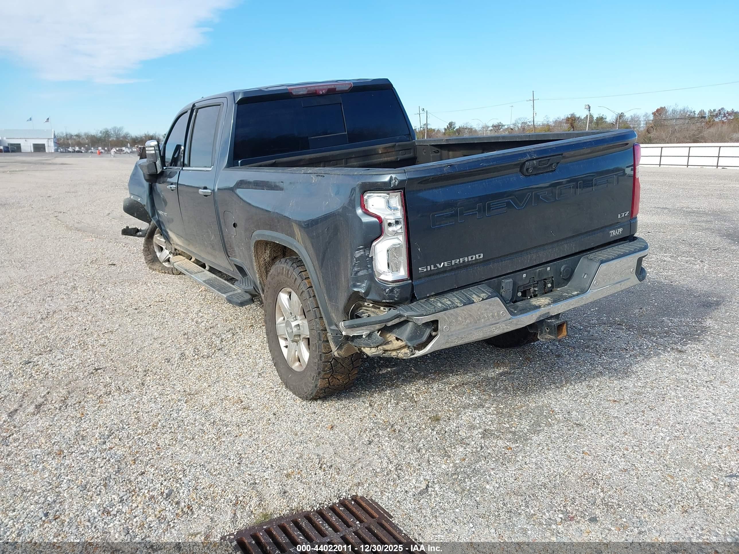 CHEVROLET SILVERADO image 3