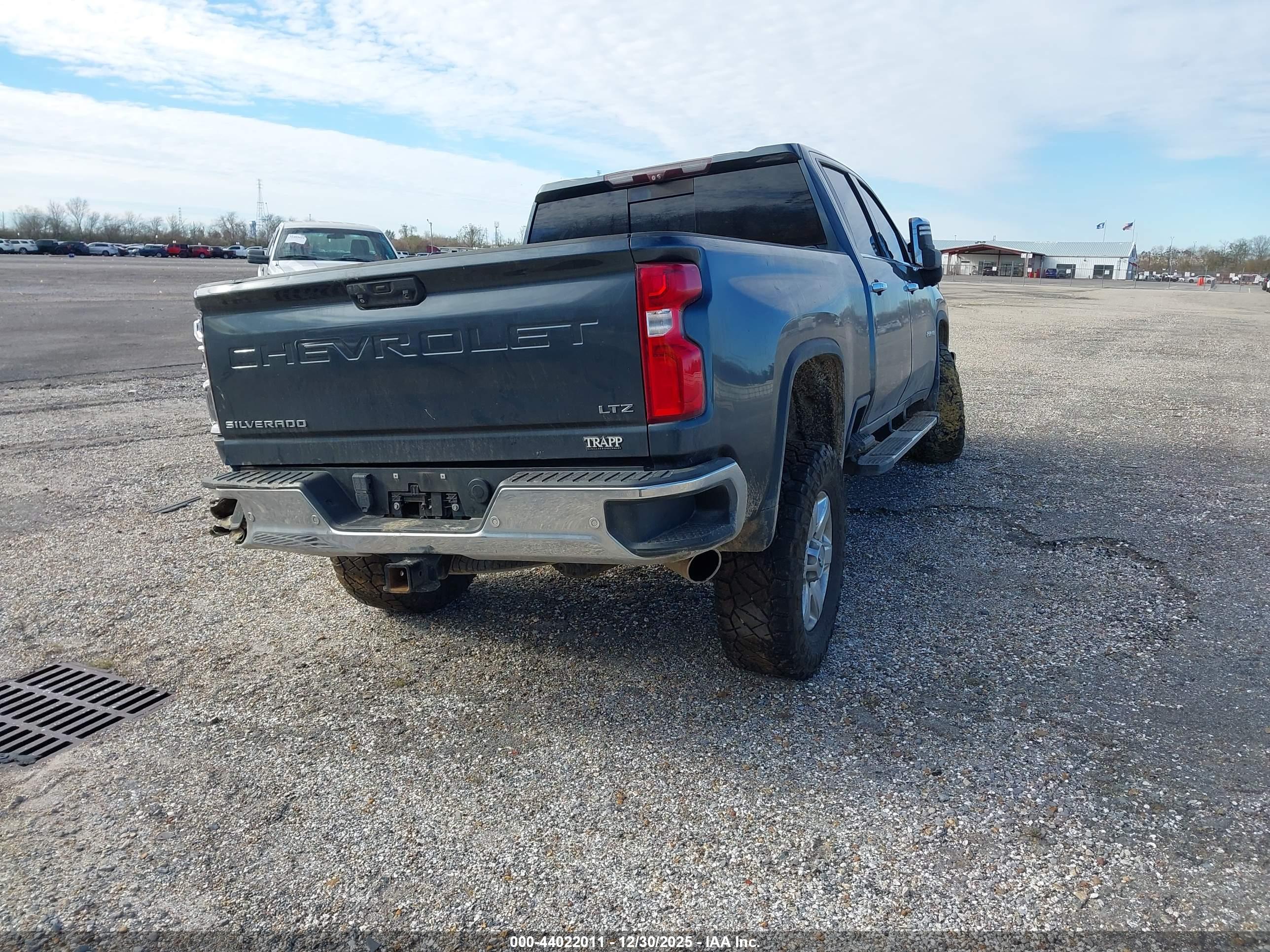CHEVROLET SILVERADO image 4