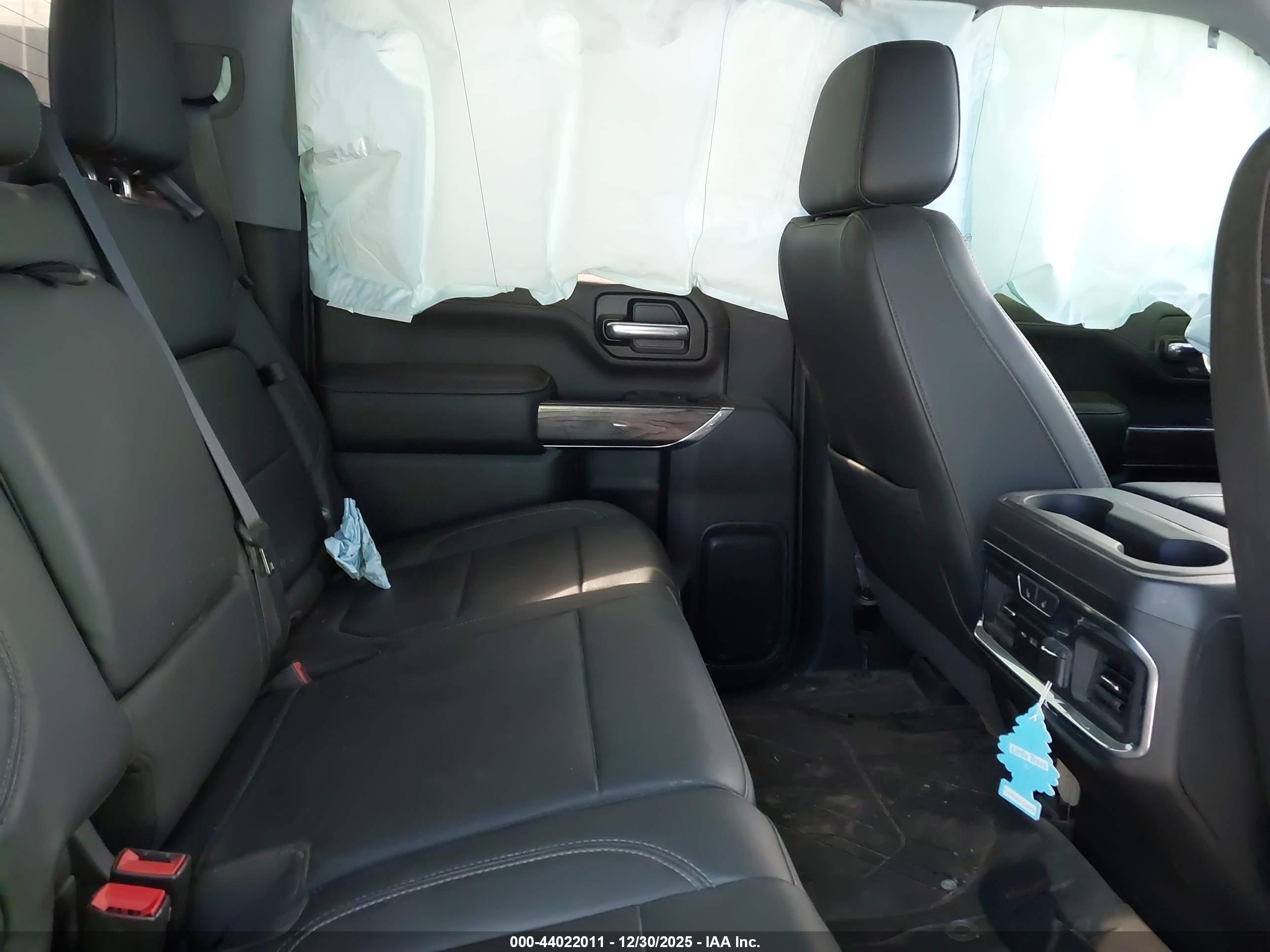 CHEVROLET SILVERADO image 8