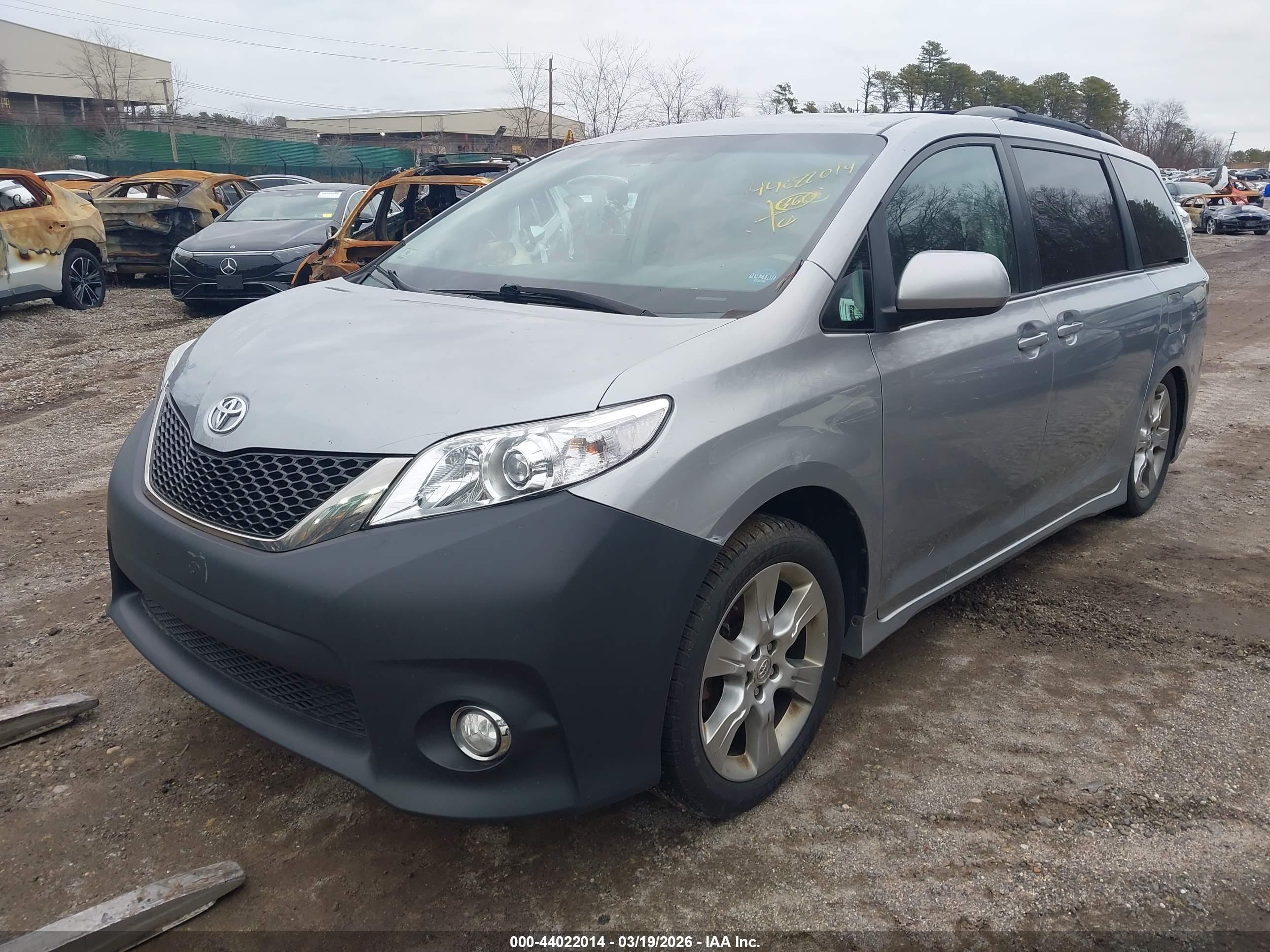 TOYOTA SIENNA image 2