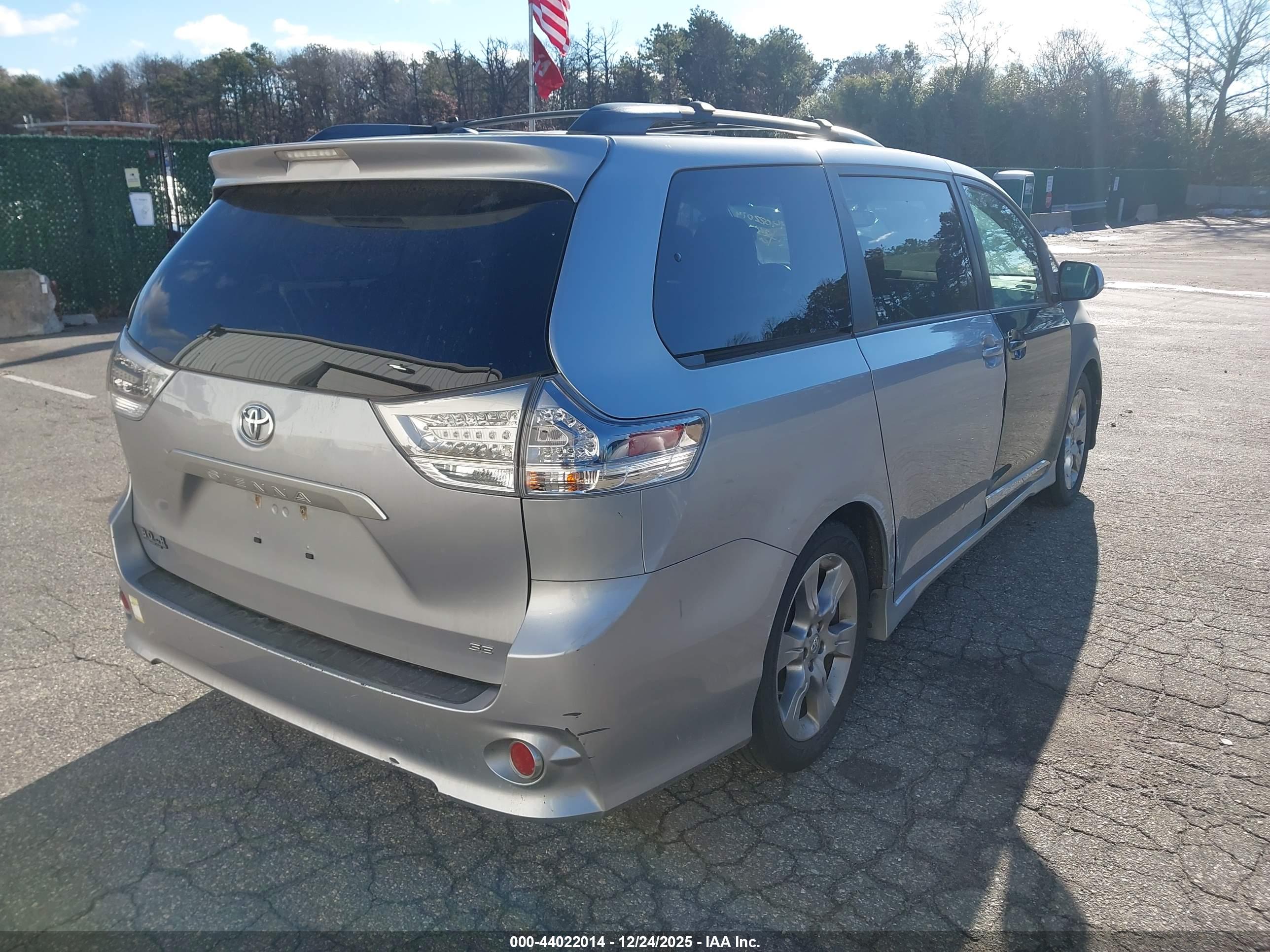 TOYOTA SIENNA image 4