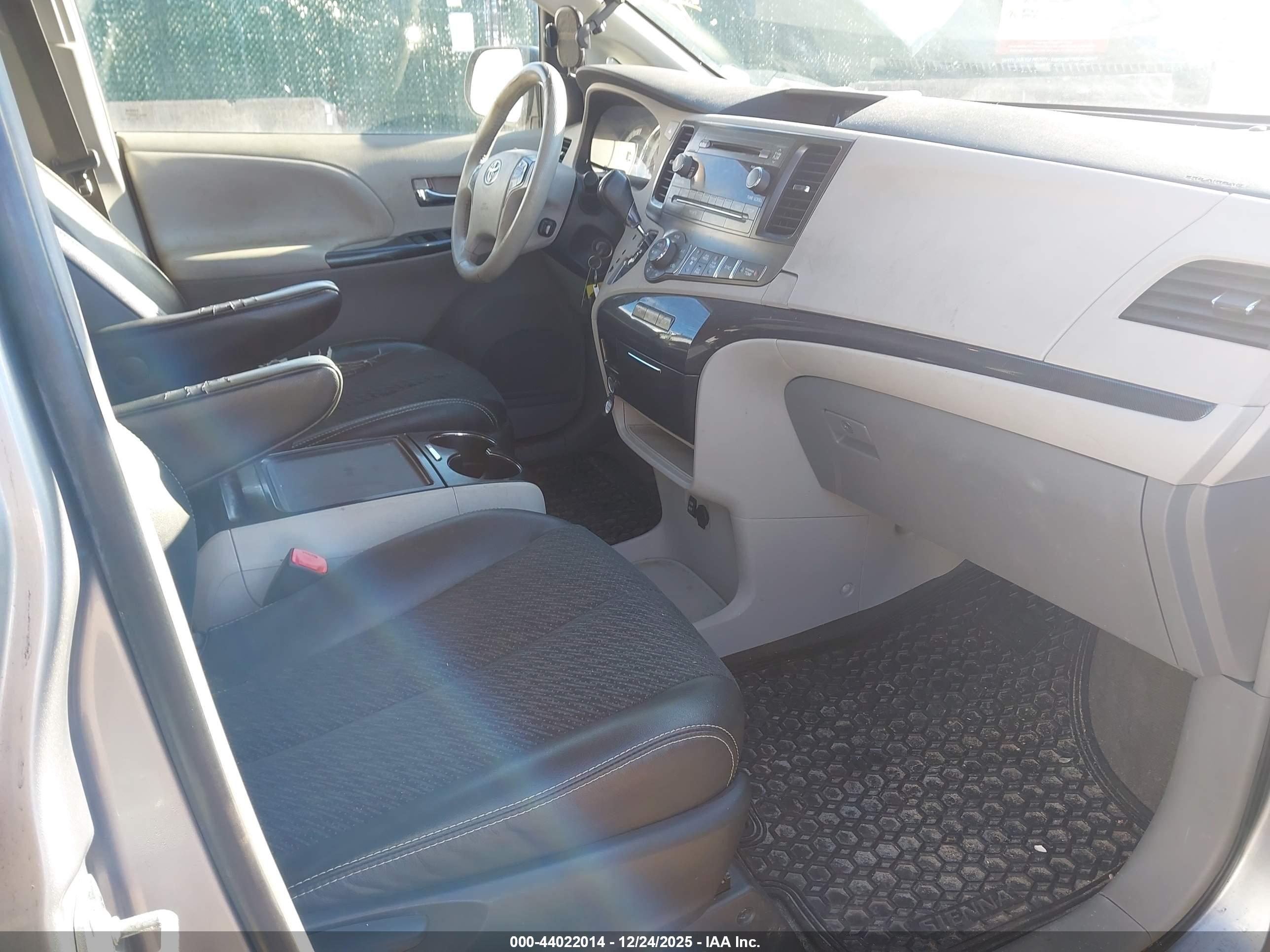 TOYOTA SIENNA image 5
