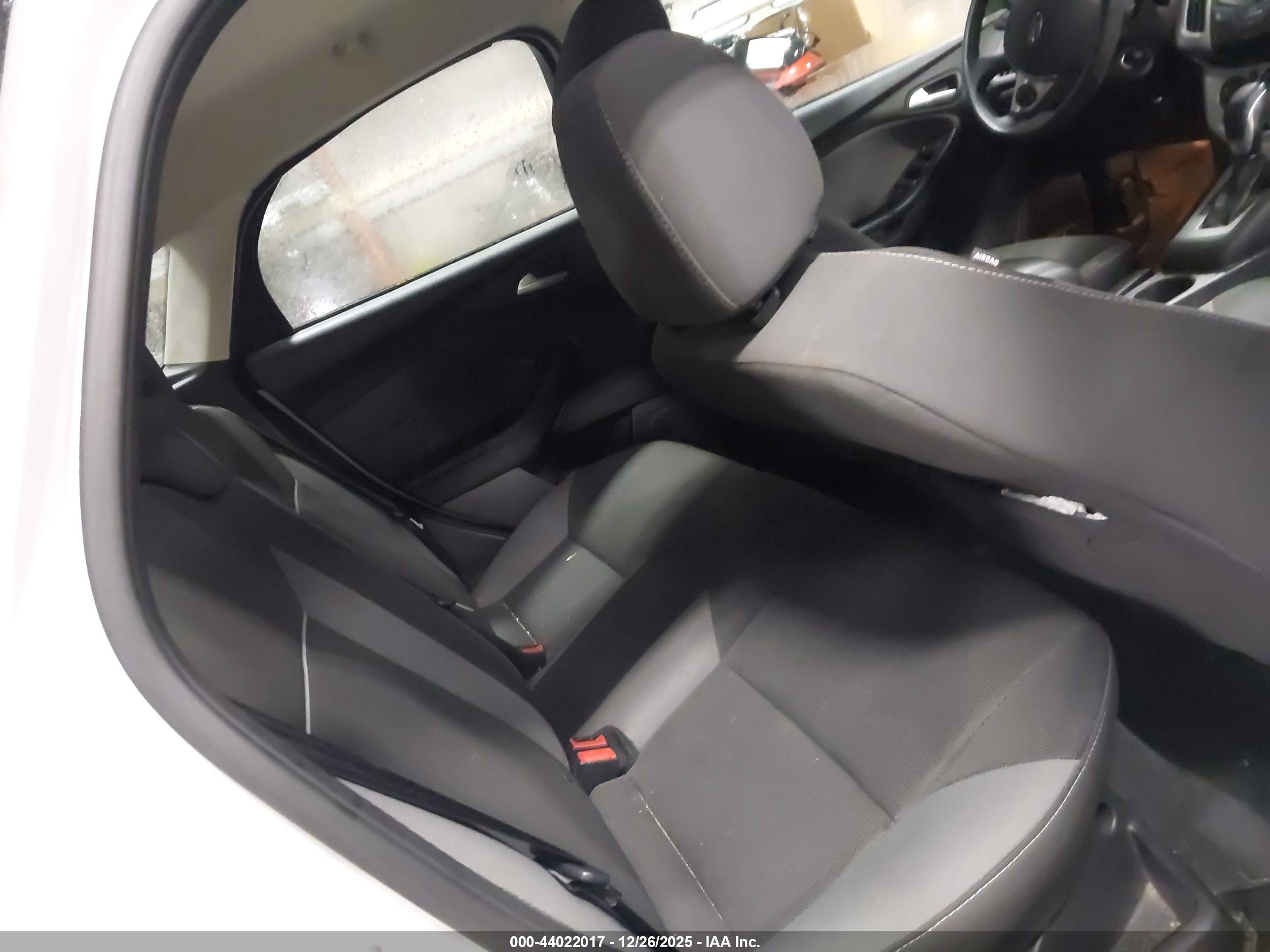 FORD FOCUS image 8