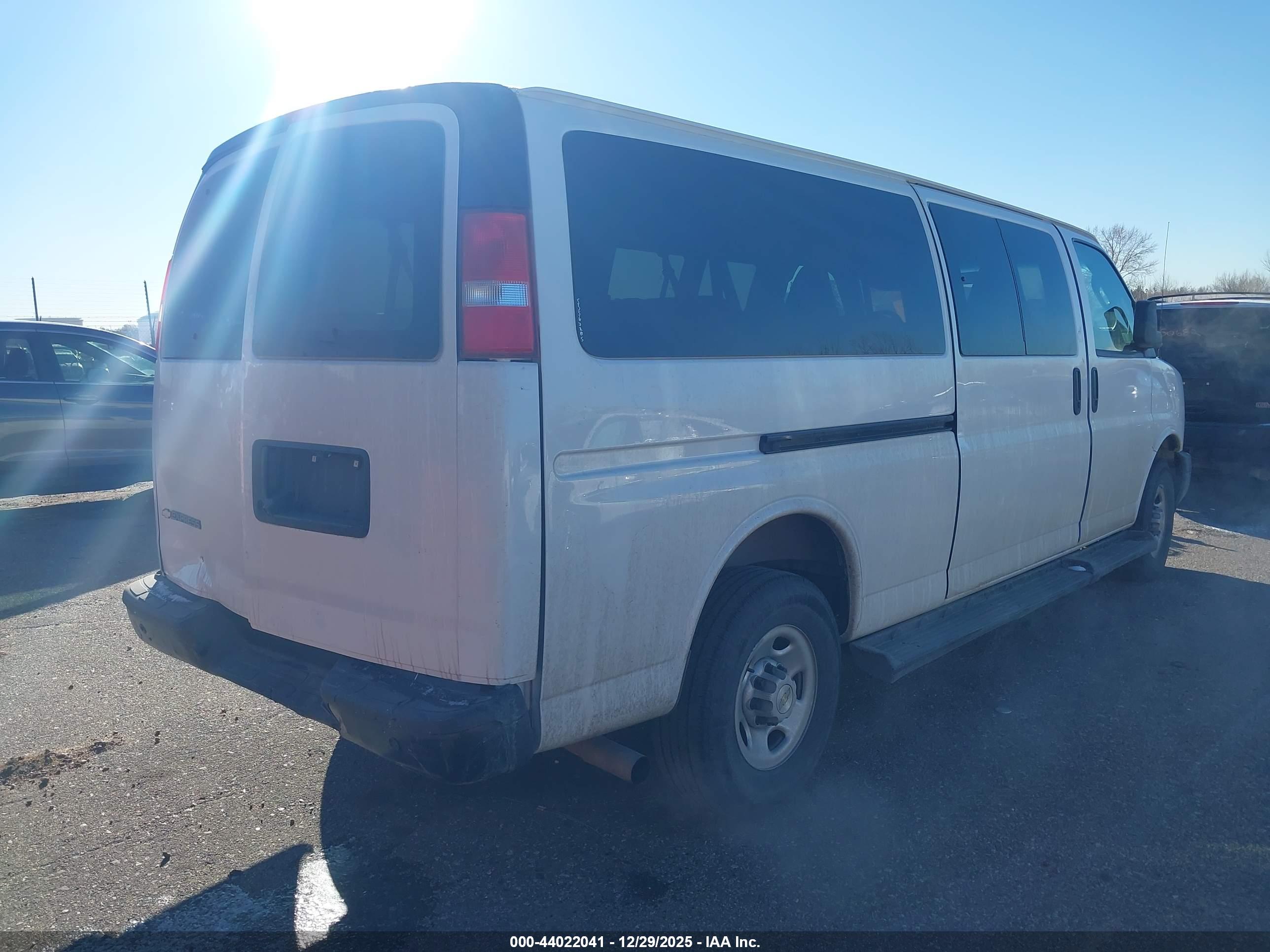 CHEVROLET EXPRESS image 4