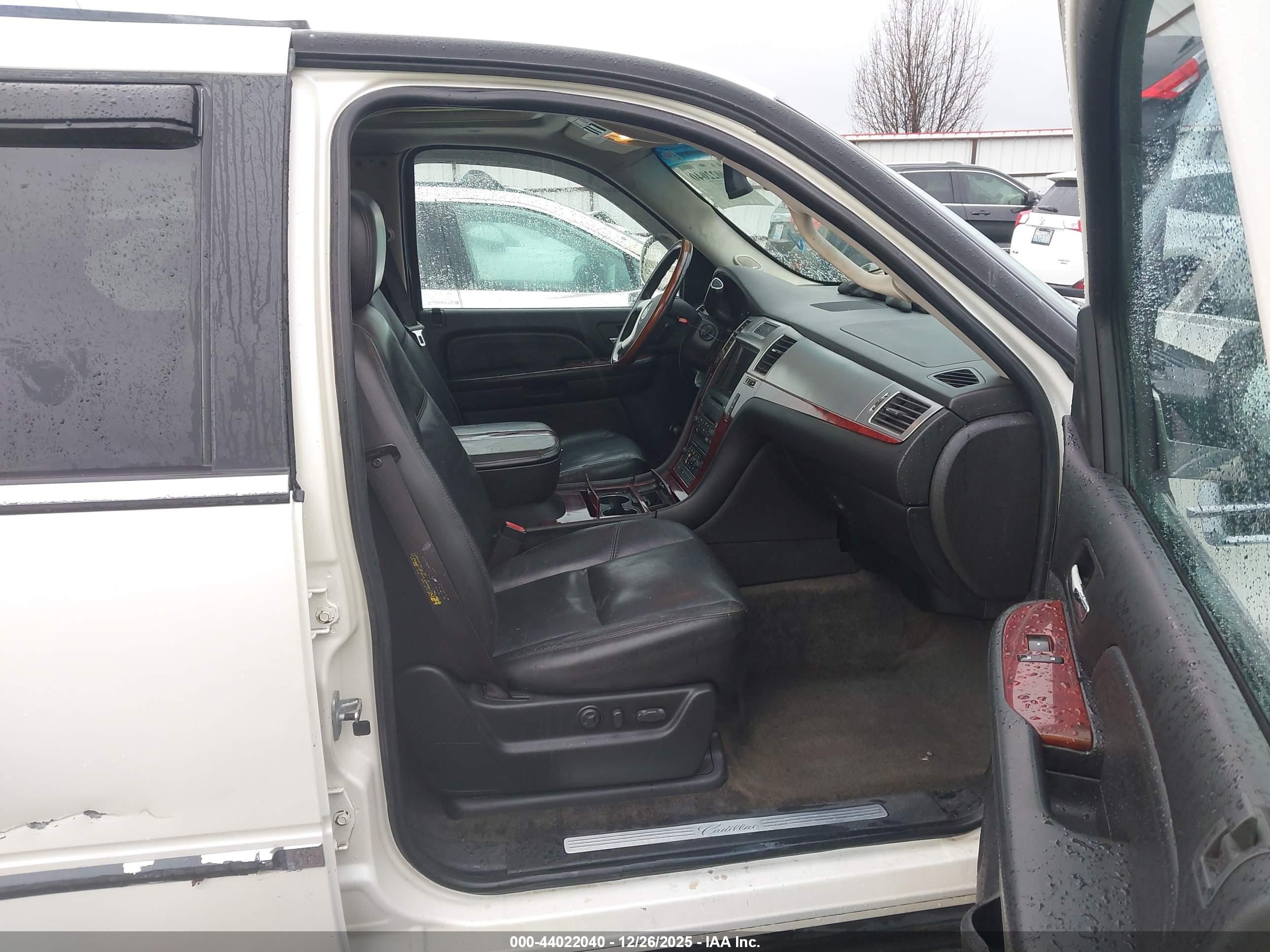 CADILLAC ESCALADE image 5