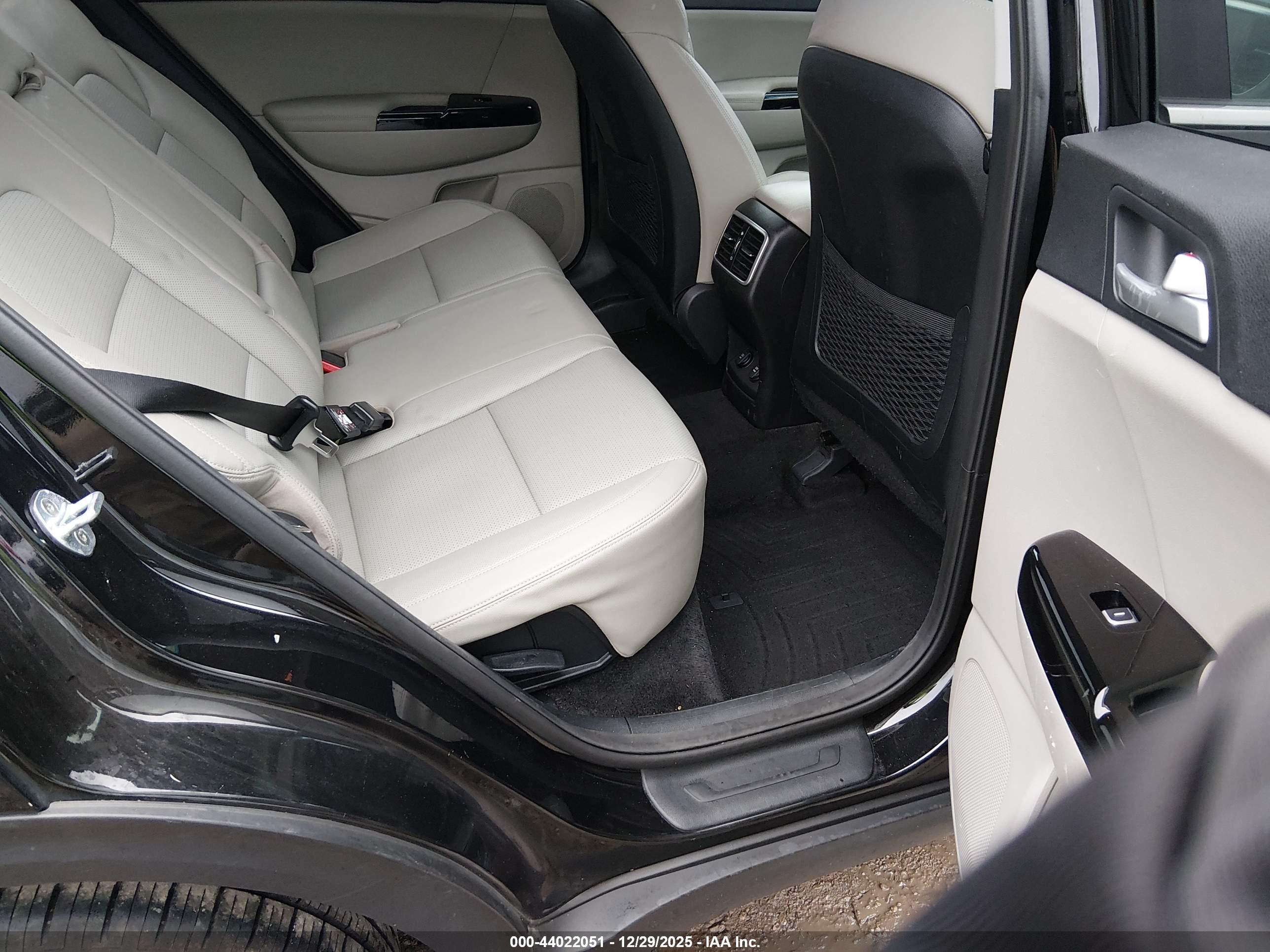 KIA SPORTAGE image 8