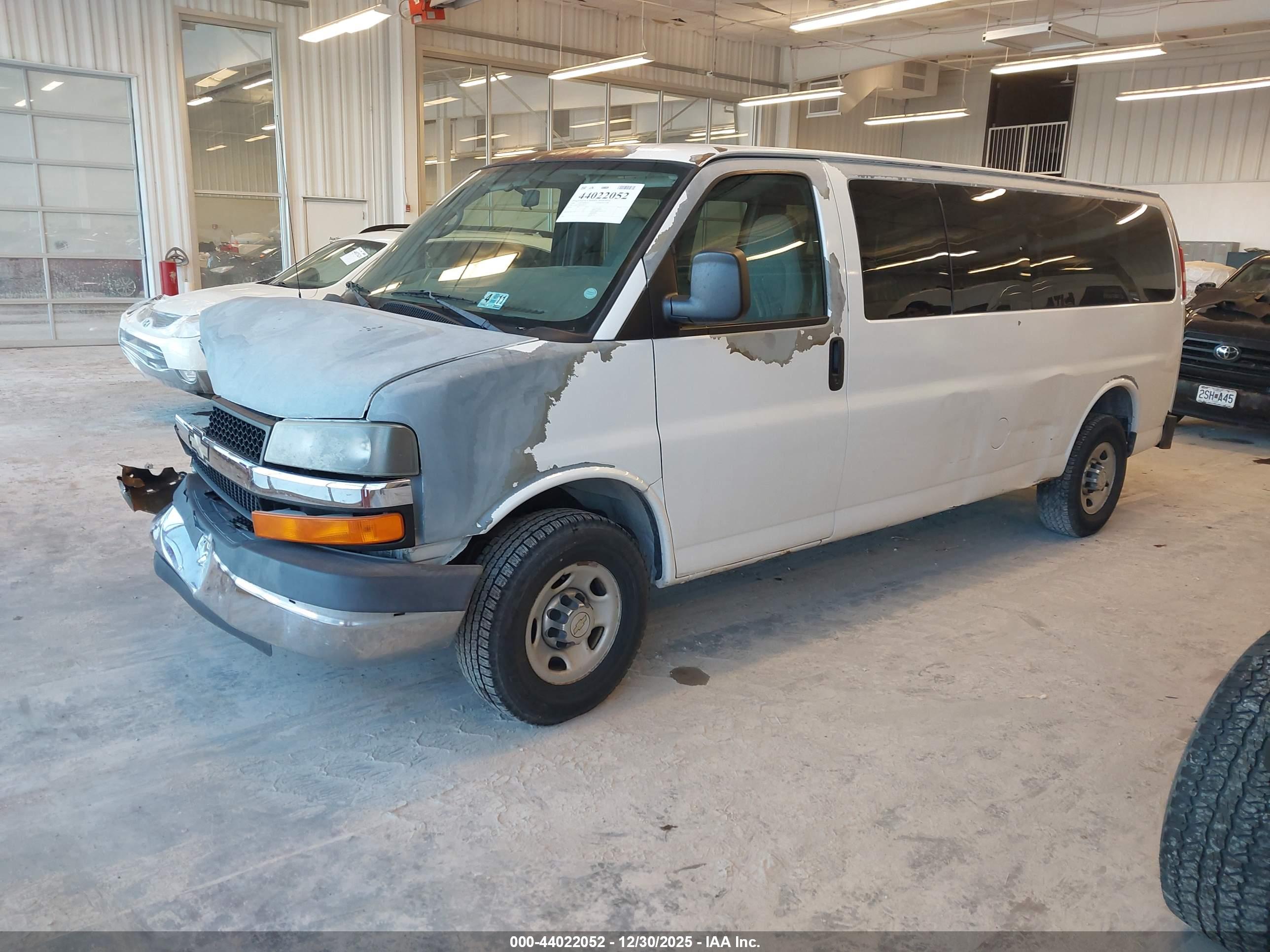CHEVROLET EXPRESS image 2