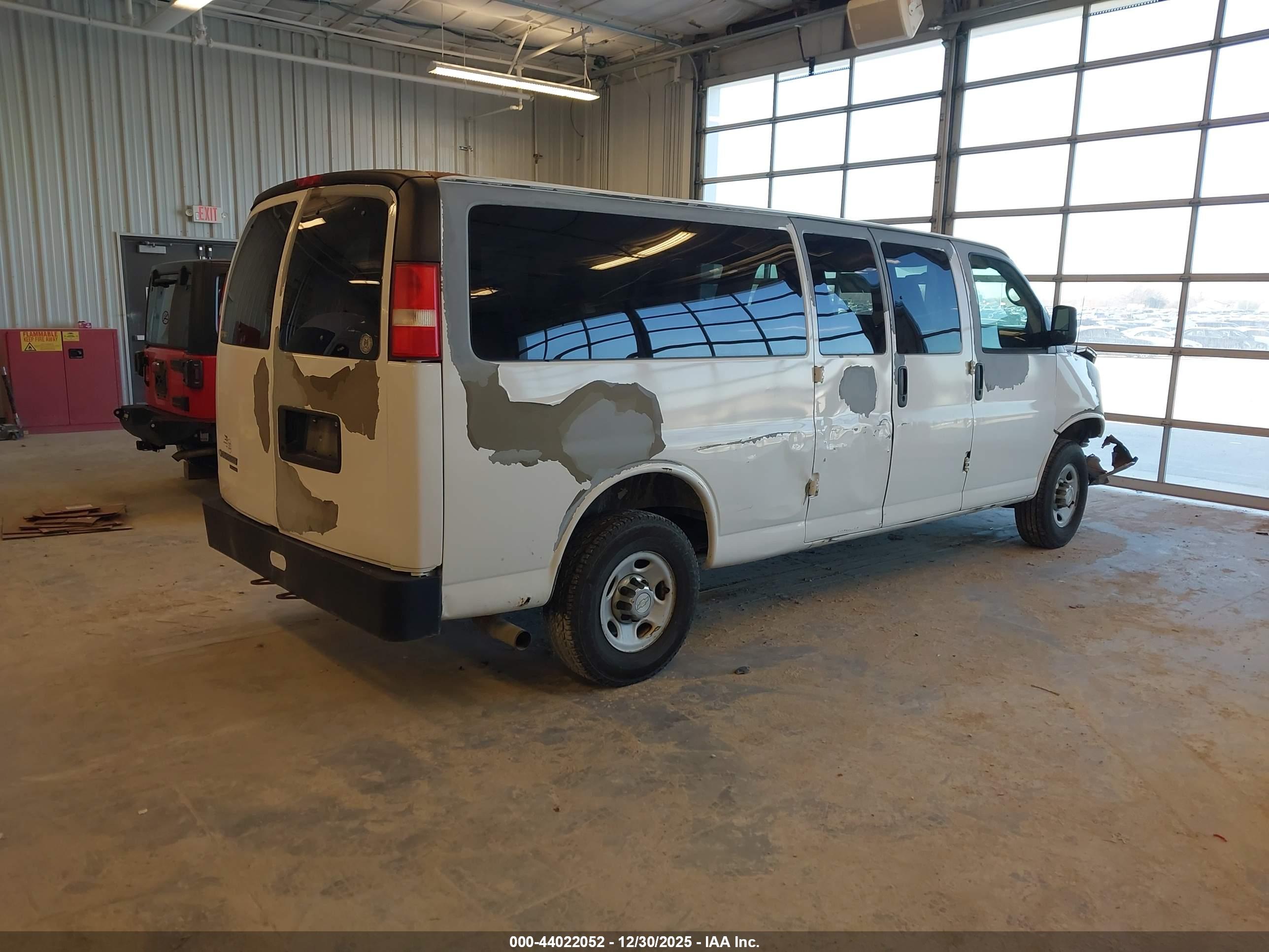 CHEVROLET EXPRESS image 4