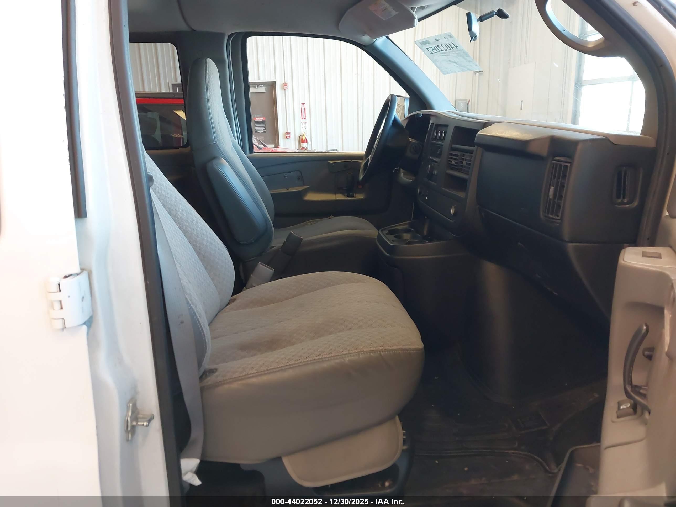 CHEVROLET EXPRESS image 5