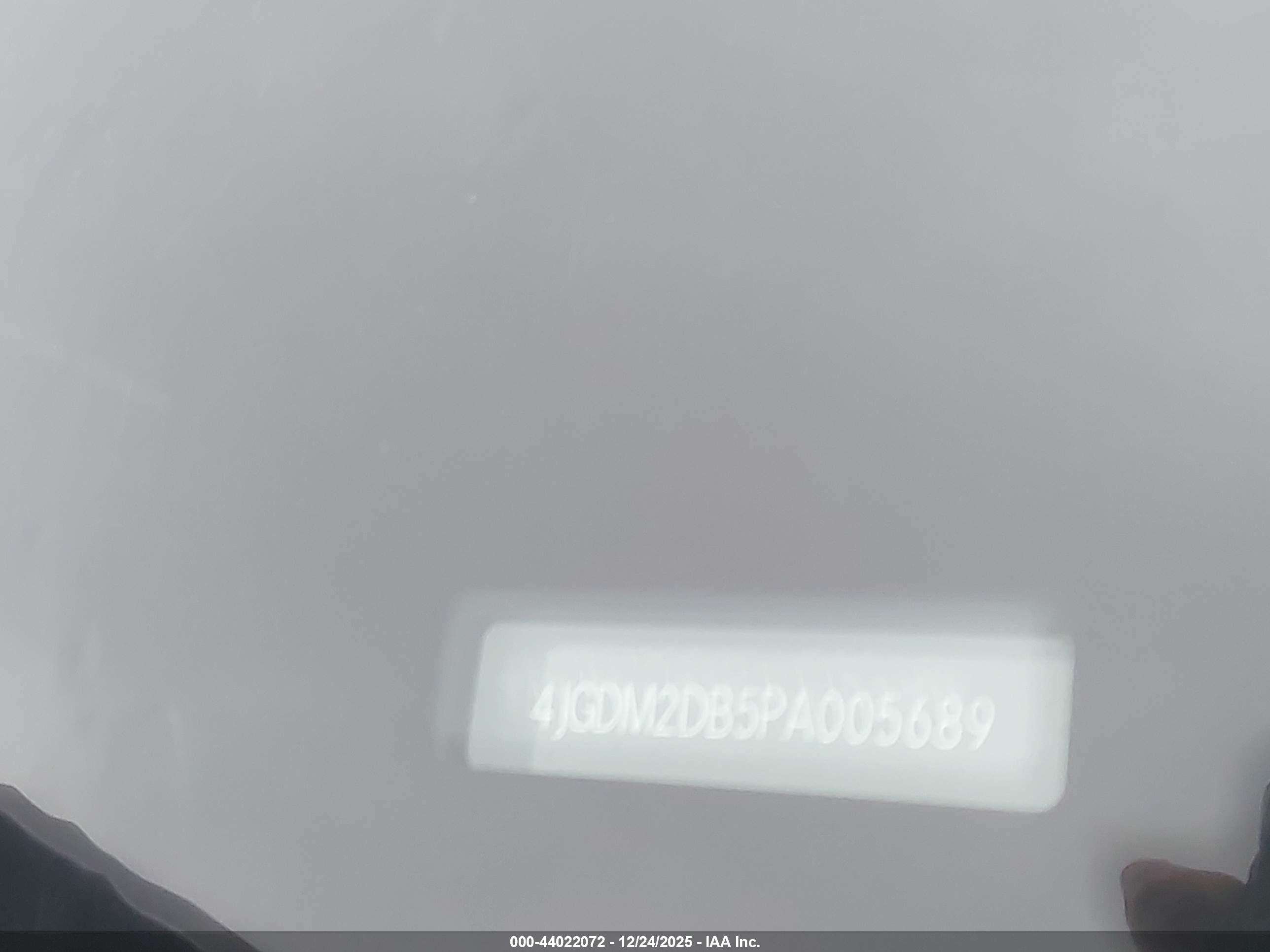 MERCEDES-BENZ EQS image 9