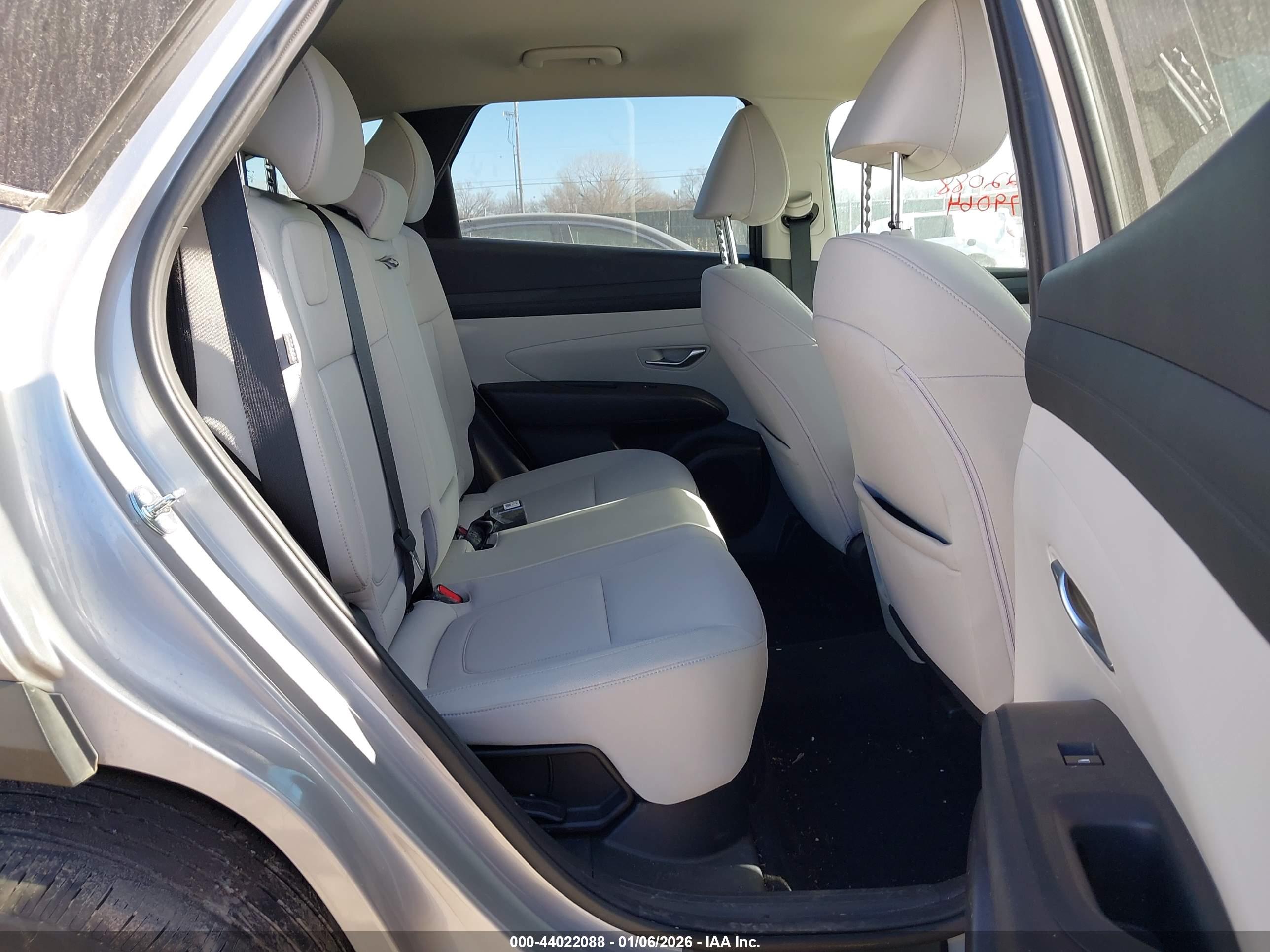 HYUNDAI TUCSON image 8
