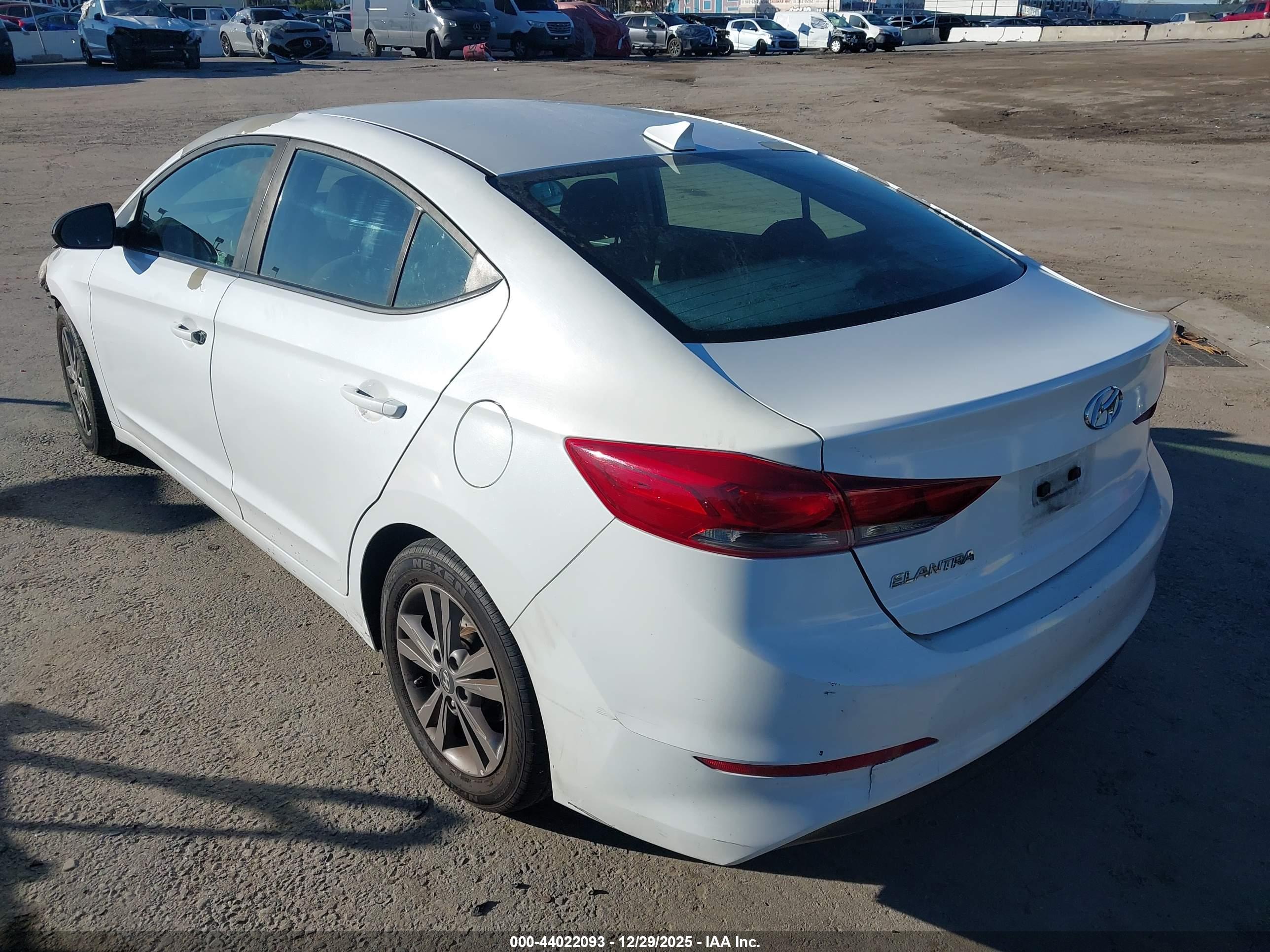 HYUNDAI ELANTRA image 3