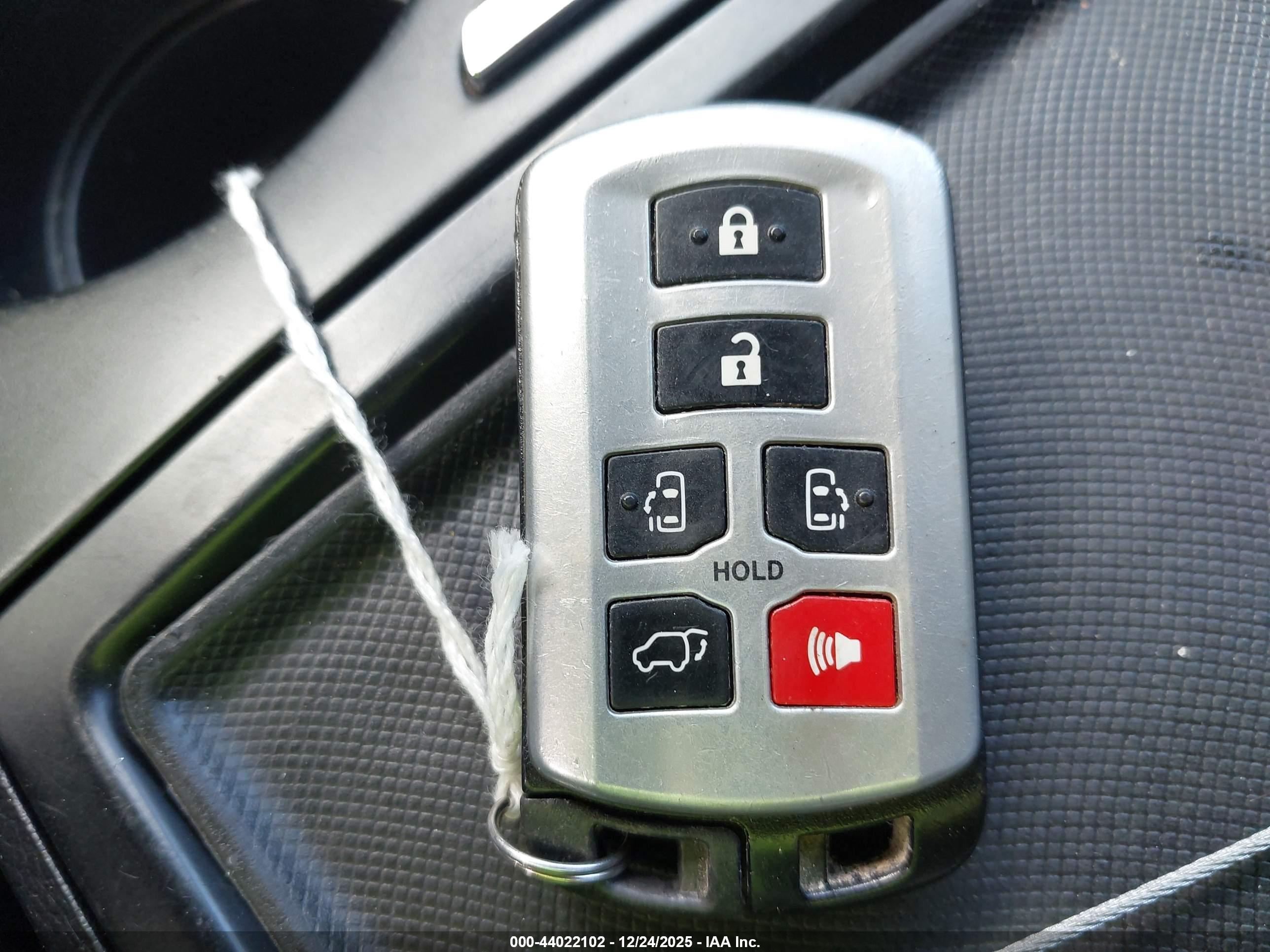 TOYOTA SIENNA image 11