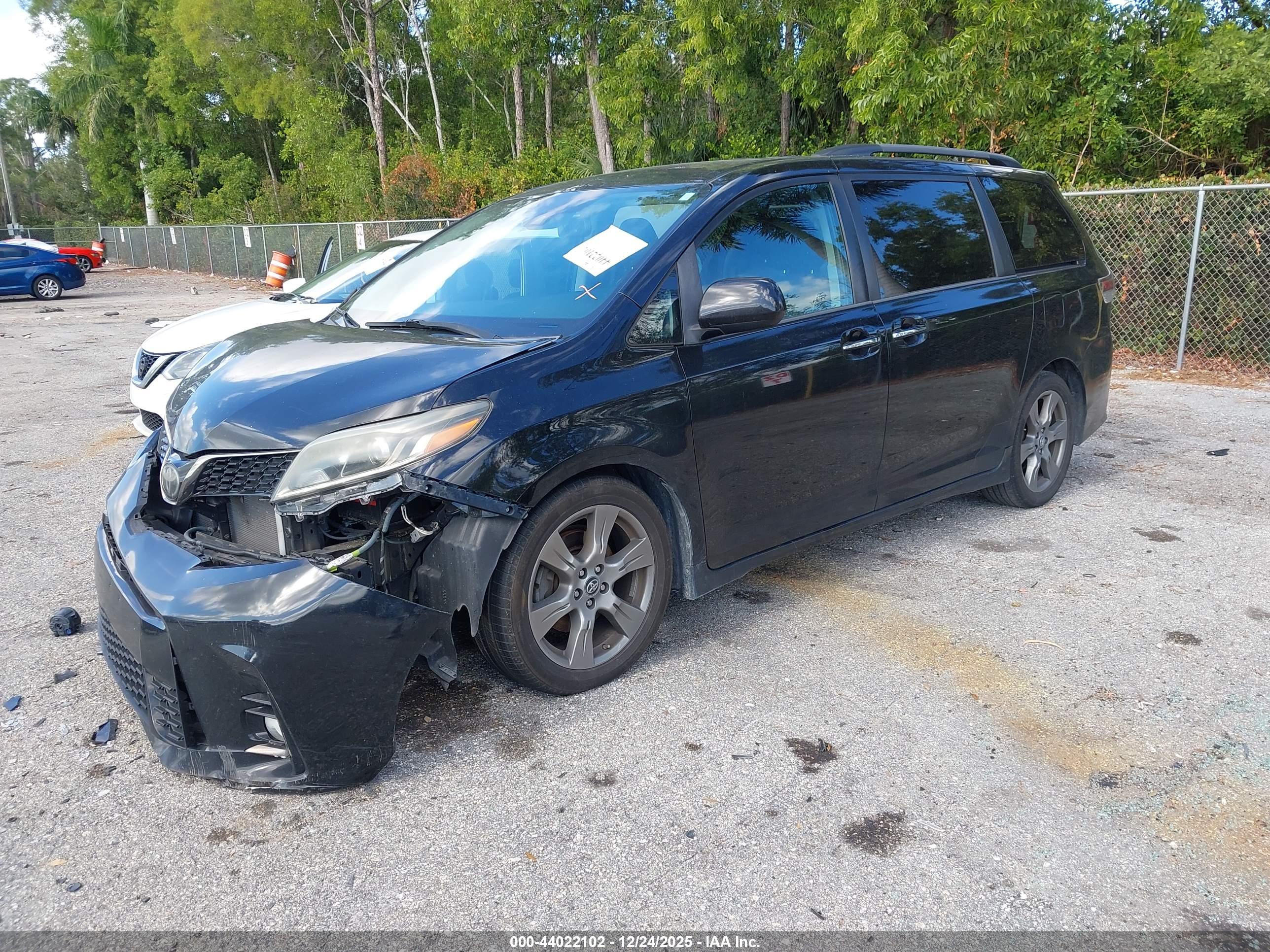 TOYOTA SIENNA image 2