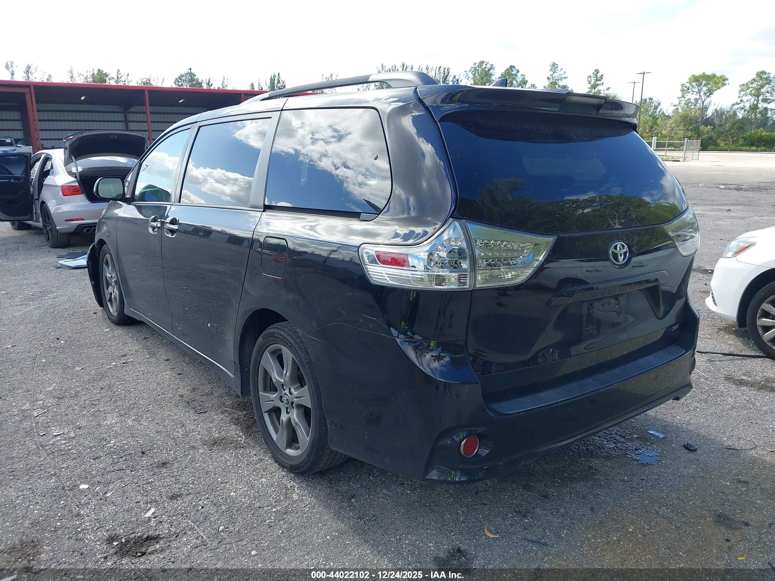 TOYOTA SIENNA image 3