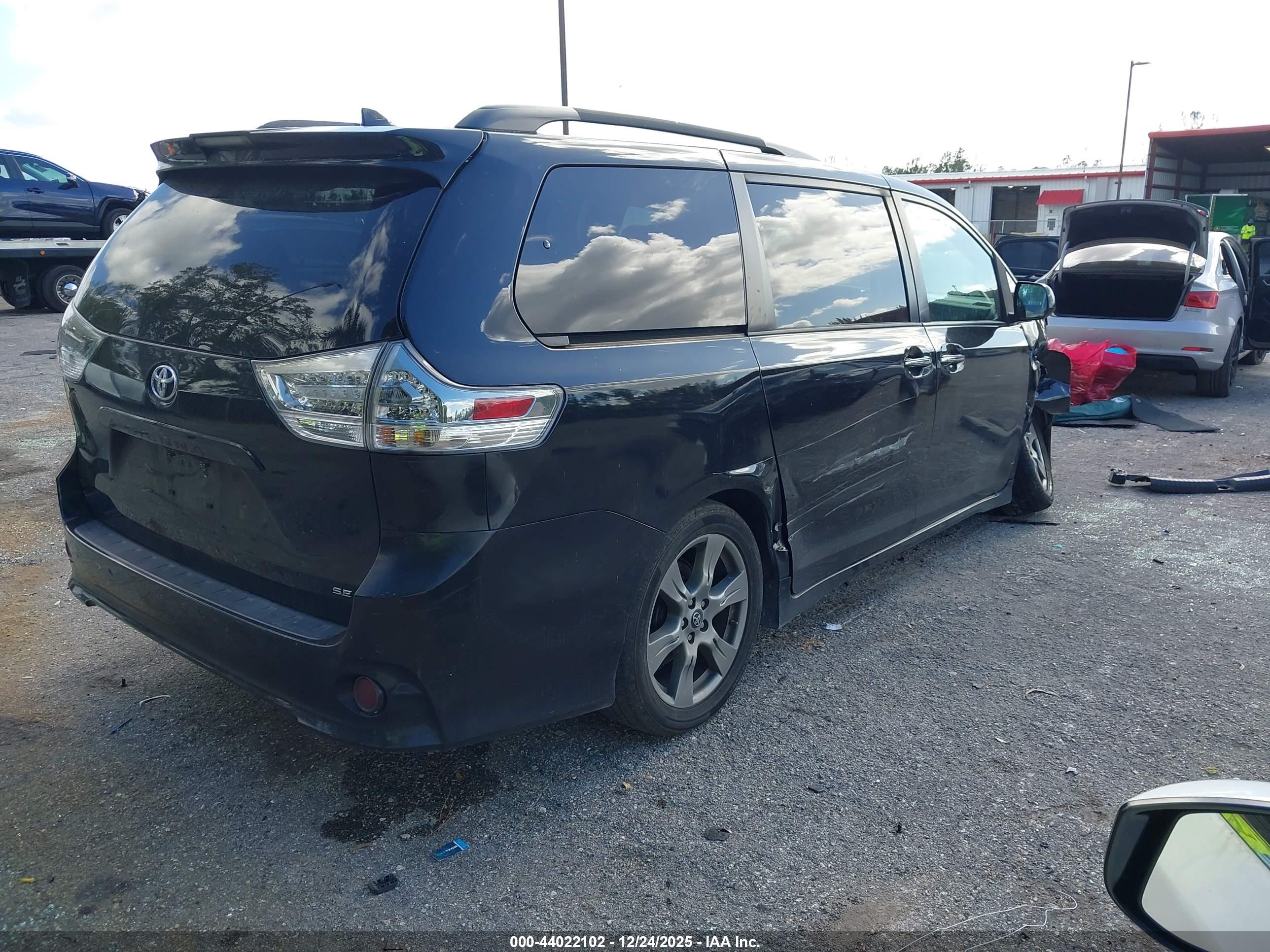 TOYOTA SIENNA image 4