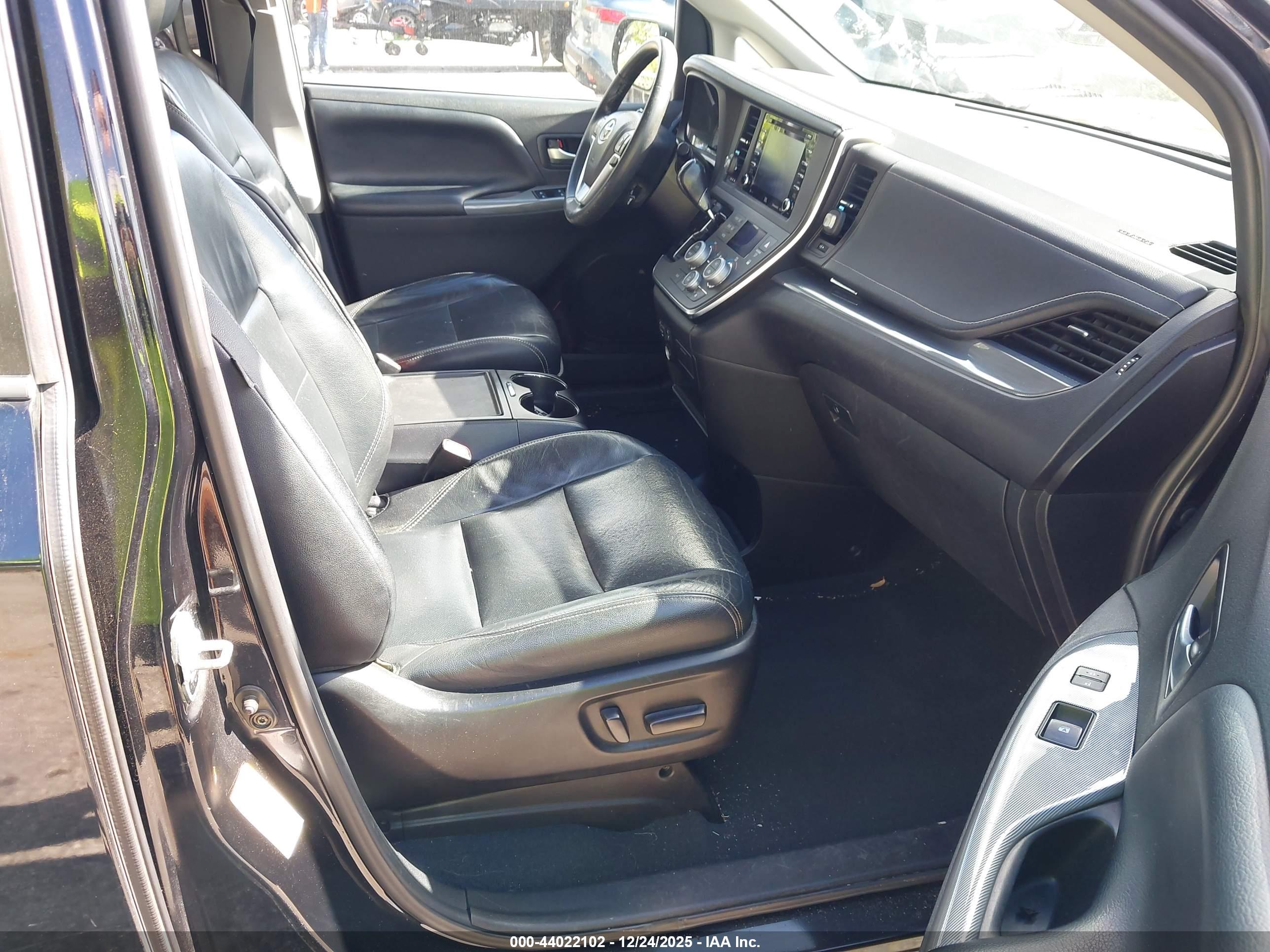 TOYOTA SIENNA image 5