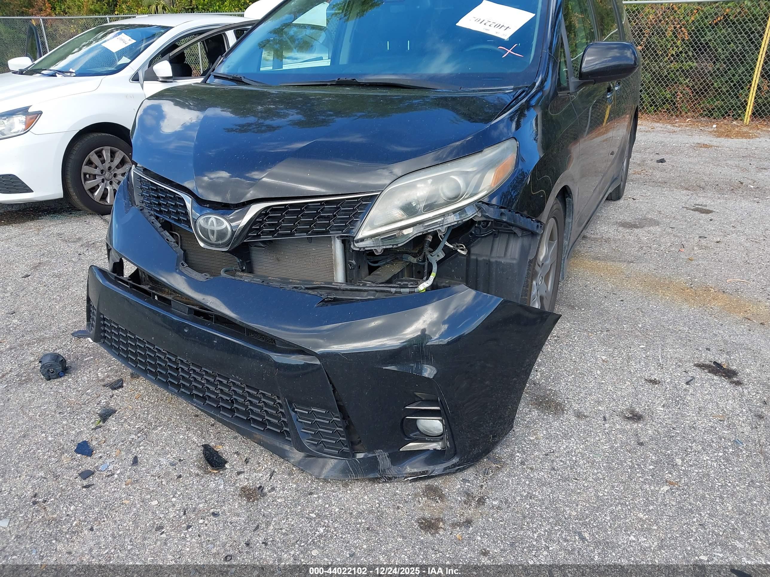 TOYOTA SIENNA image 6