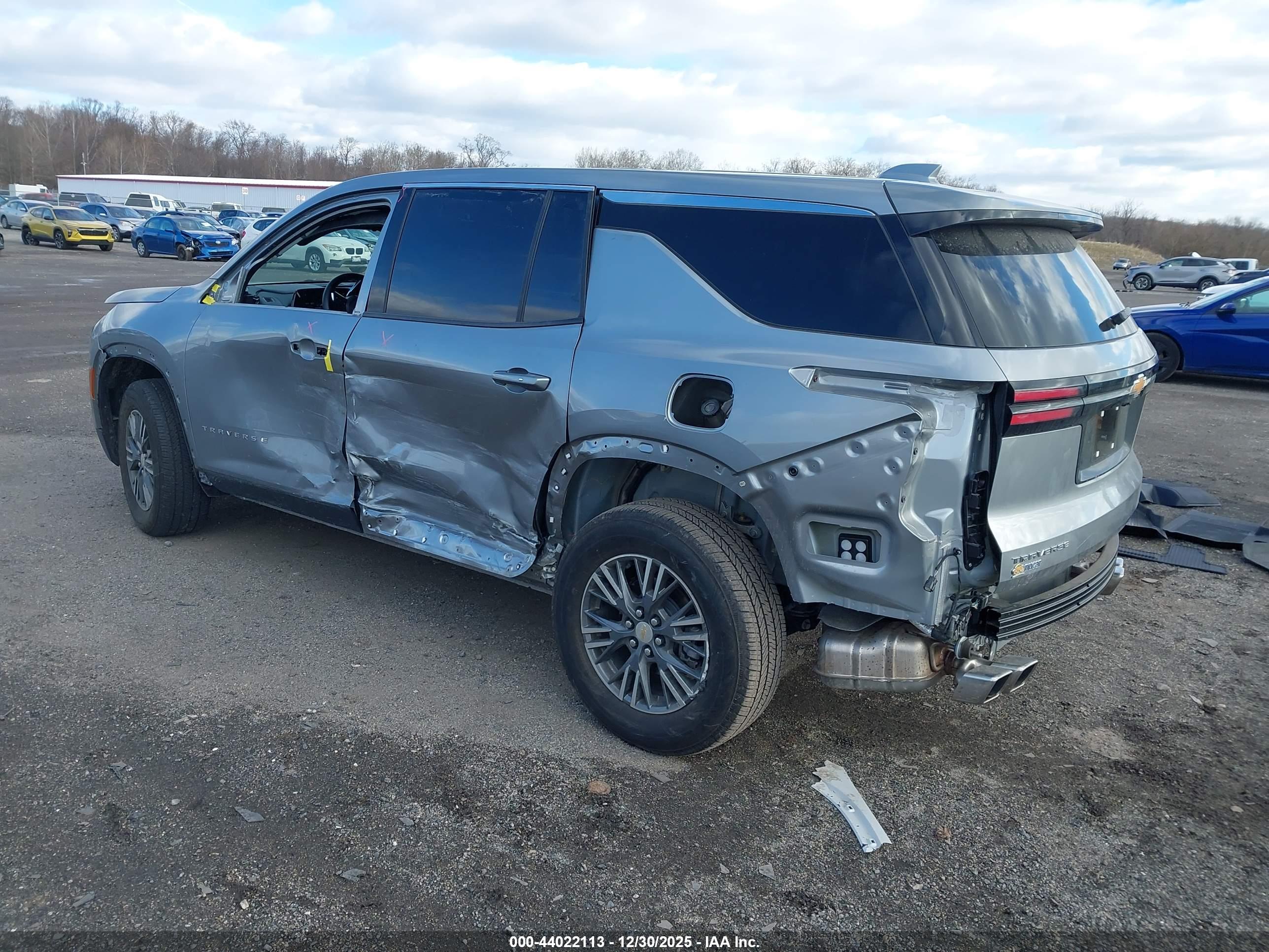 CHEVROLET TRAVERSE image 3