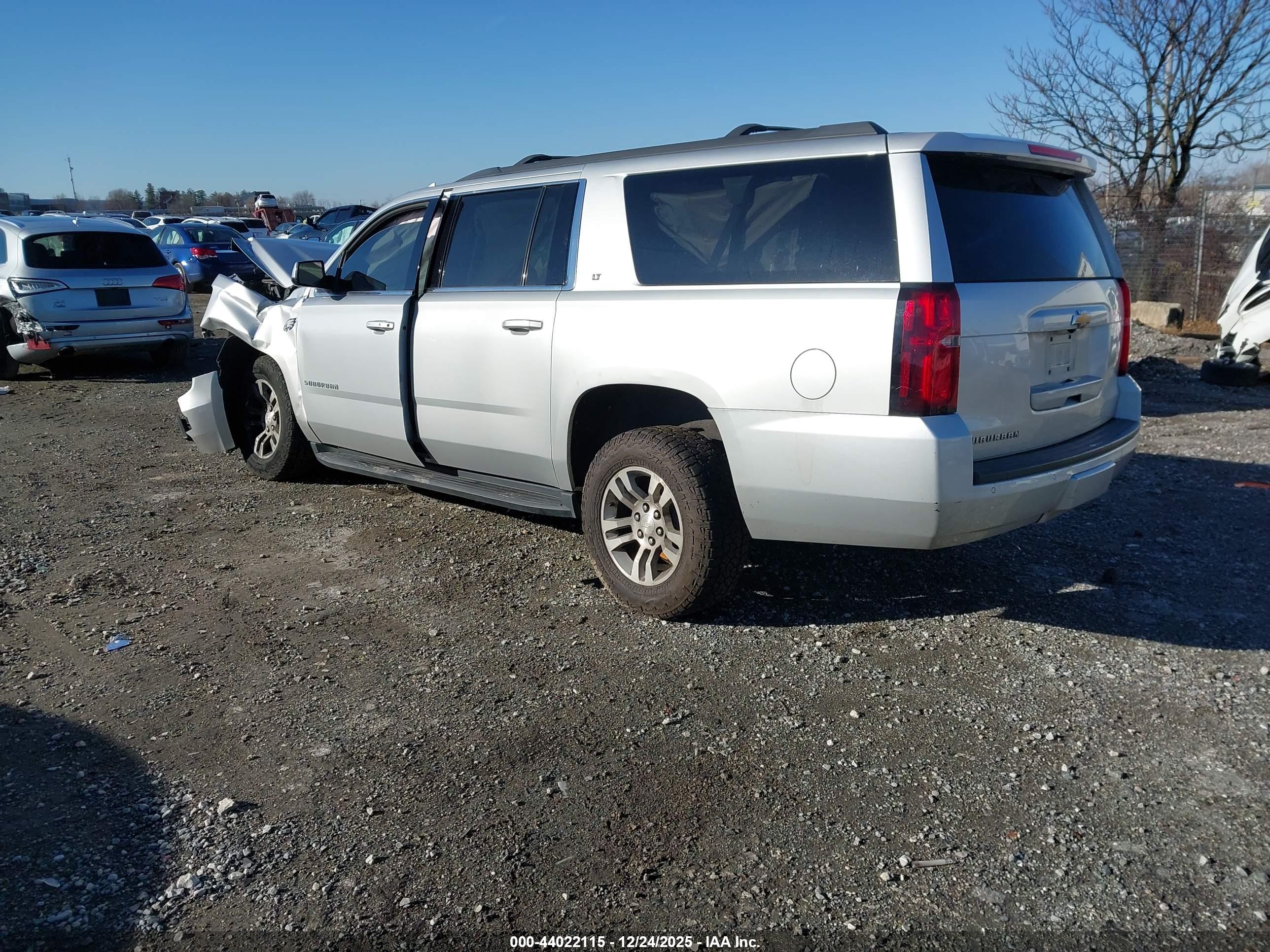 CHEVROLET SUBURBAN image 3