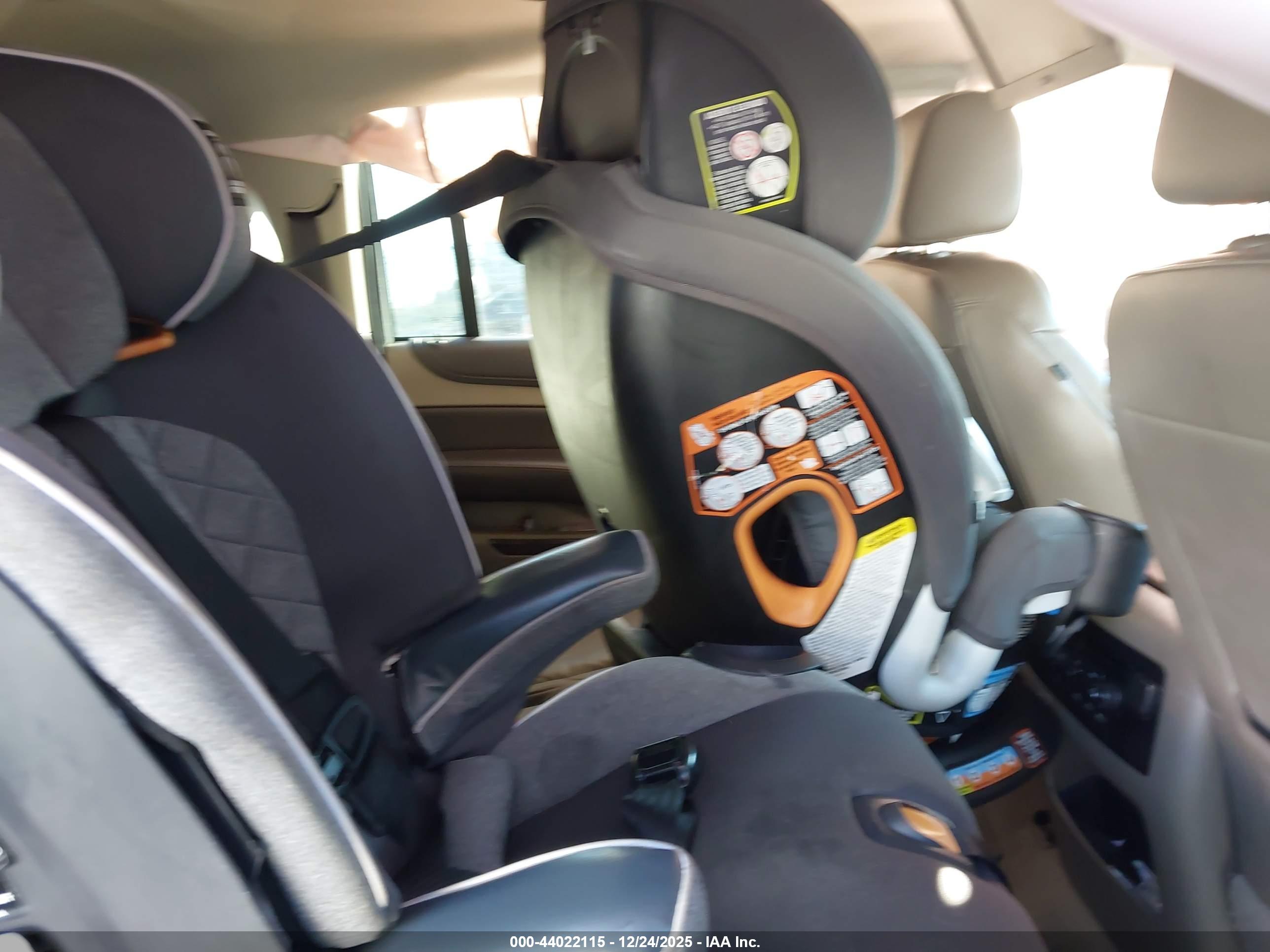 CHEVROLET SUBURBAN image 8