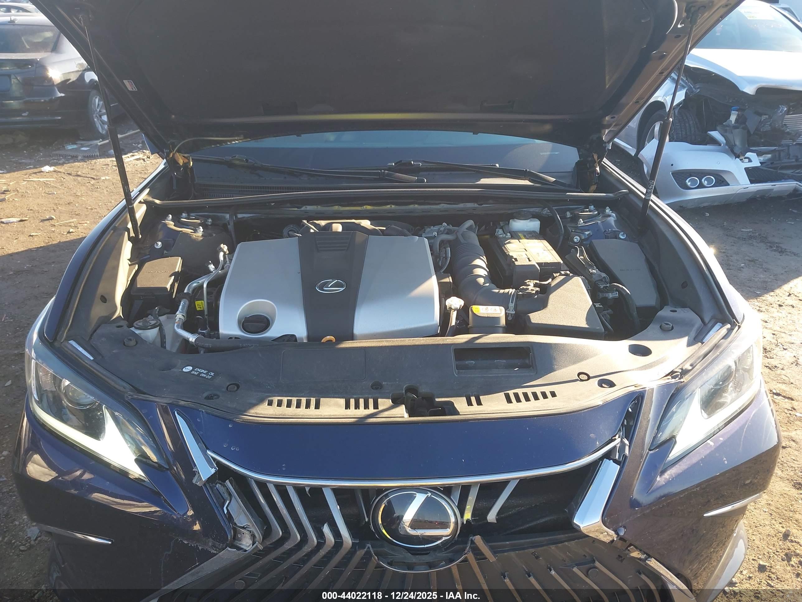 LEXUS ES image 10