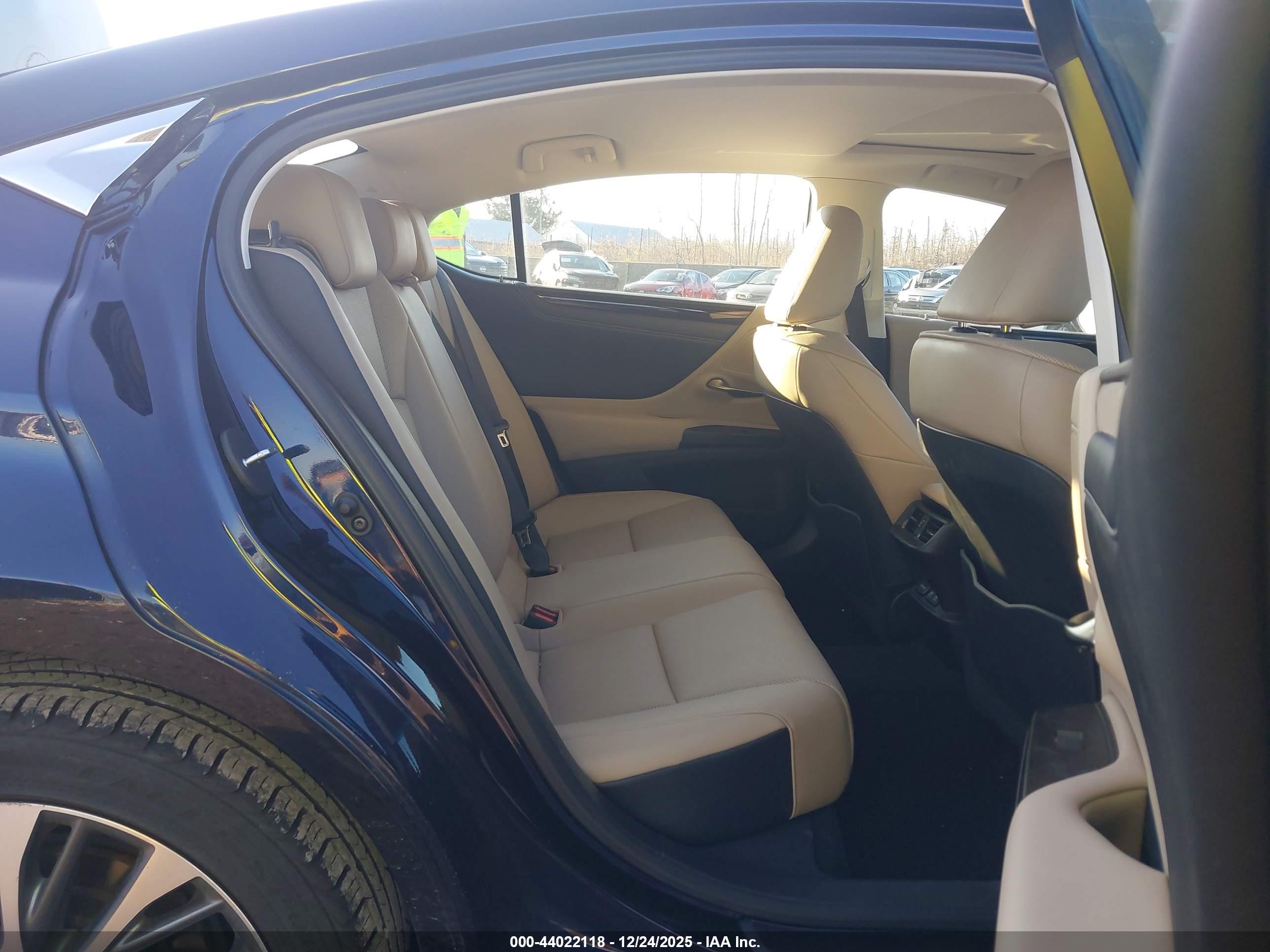 LEXUS ES image 8