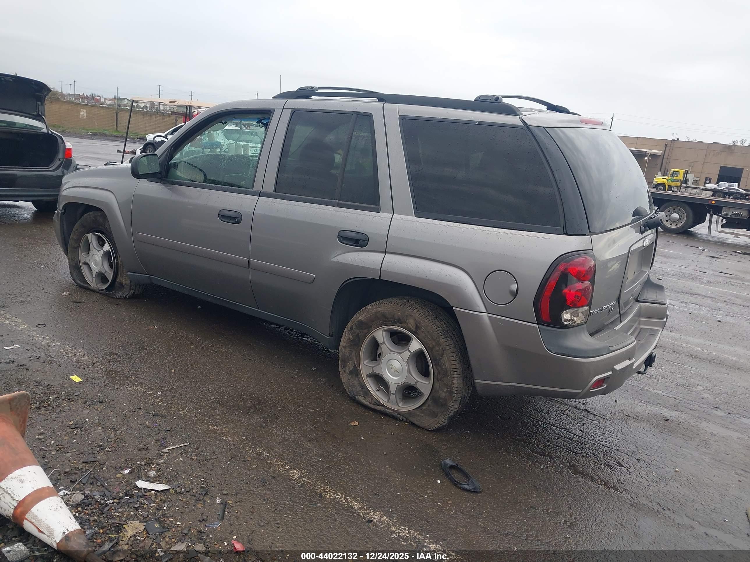 CHEVROLET TRAILBLAZER image 3