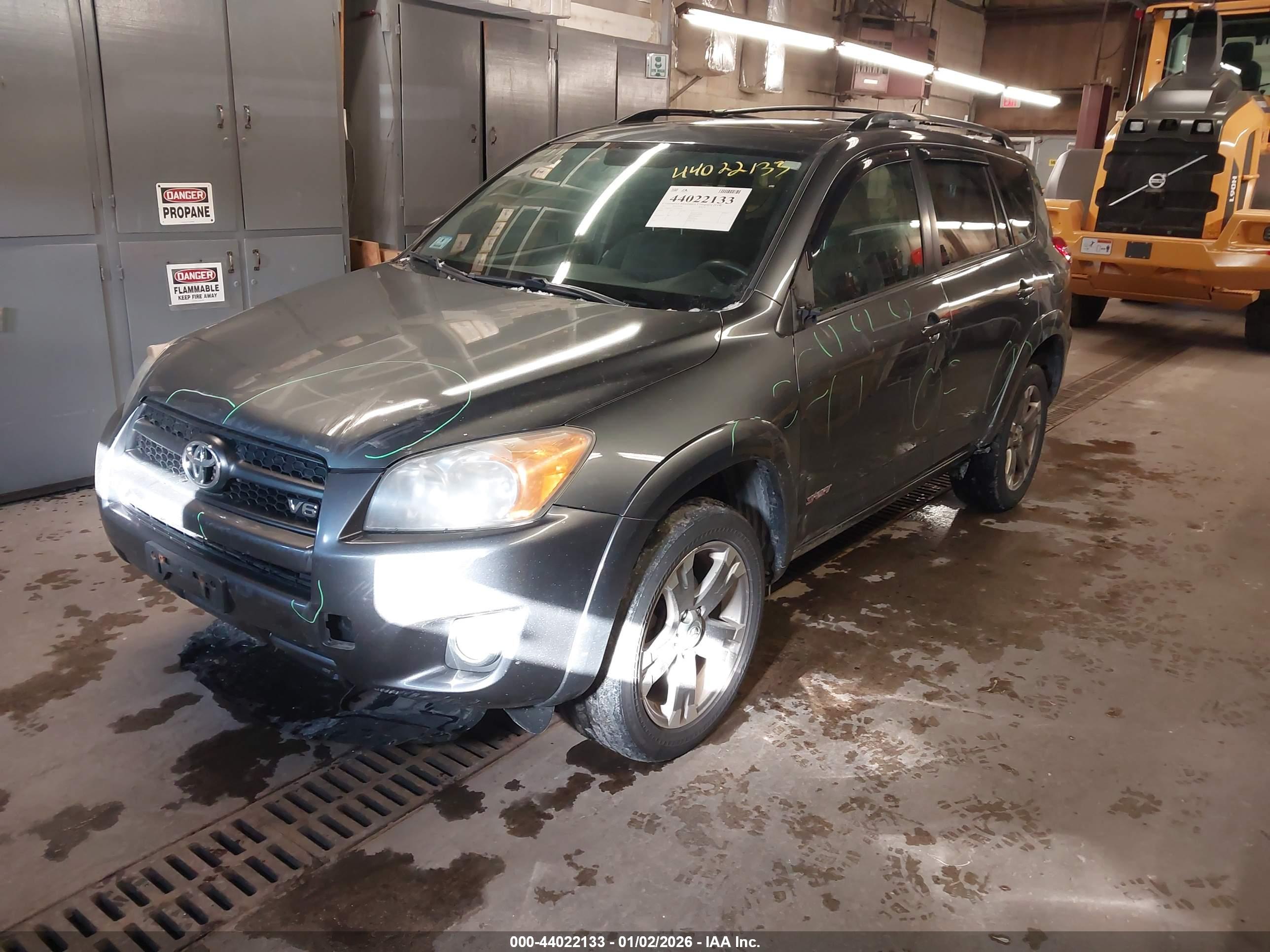 TOYOTA RAV4 image 2