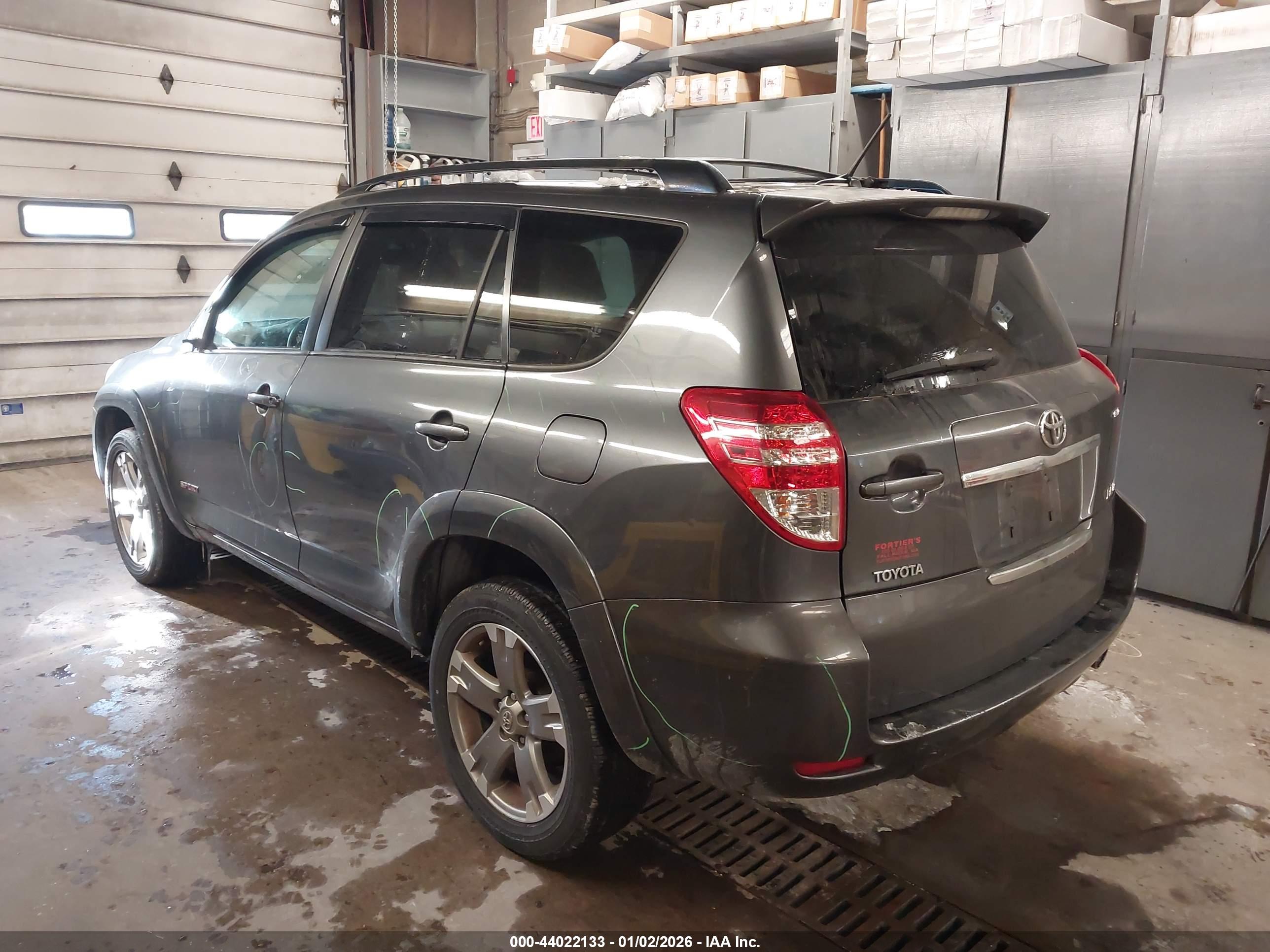 TOYOTA RAV4 image 3