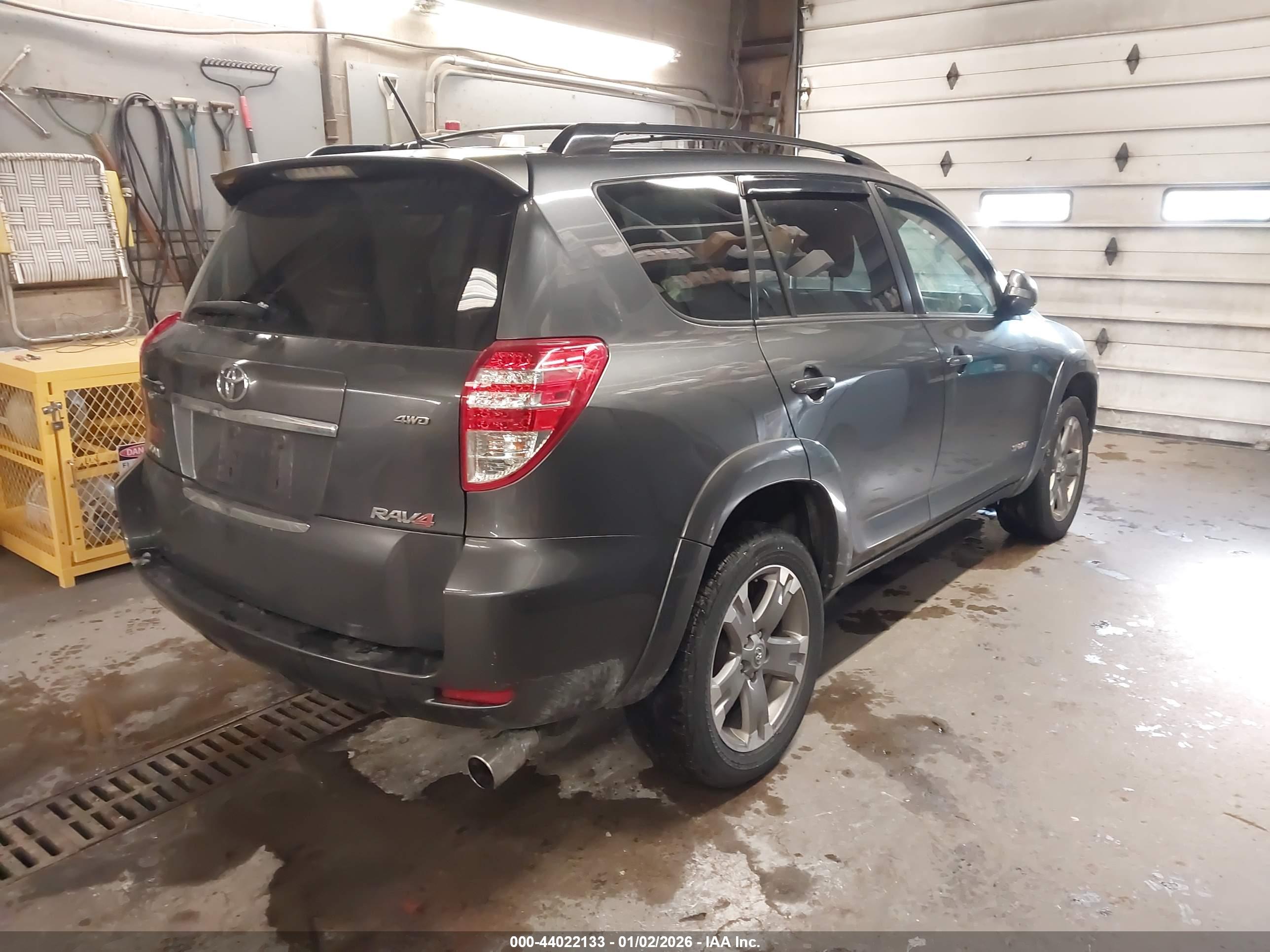 TOYOTA RAV4 image 4