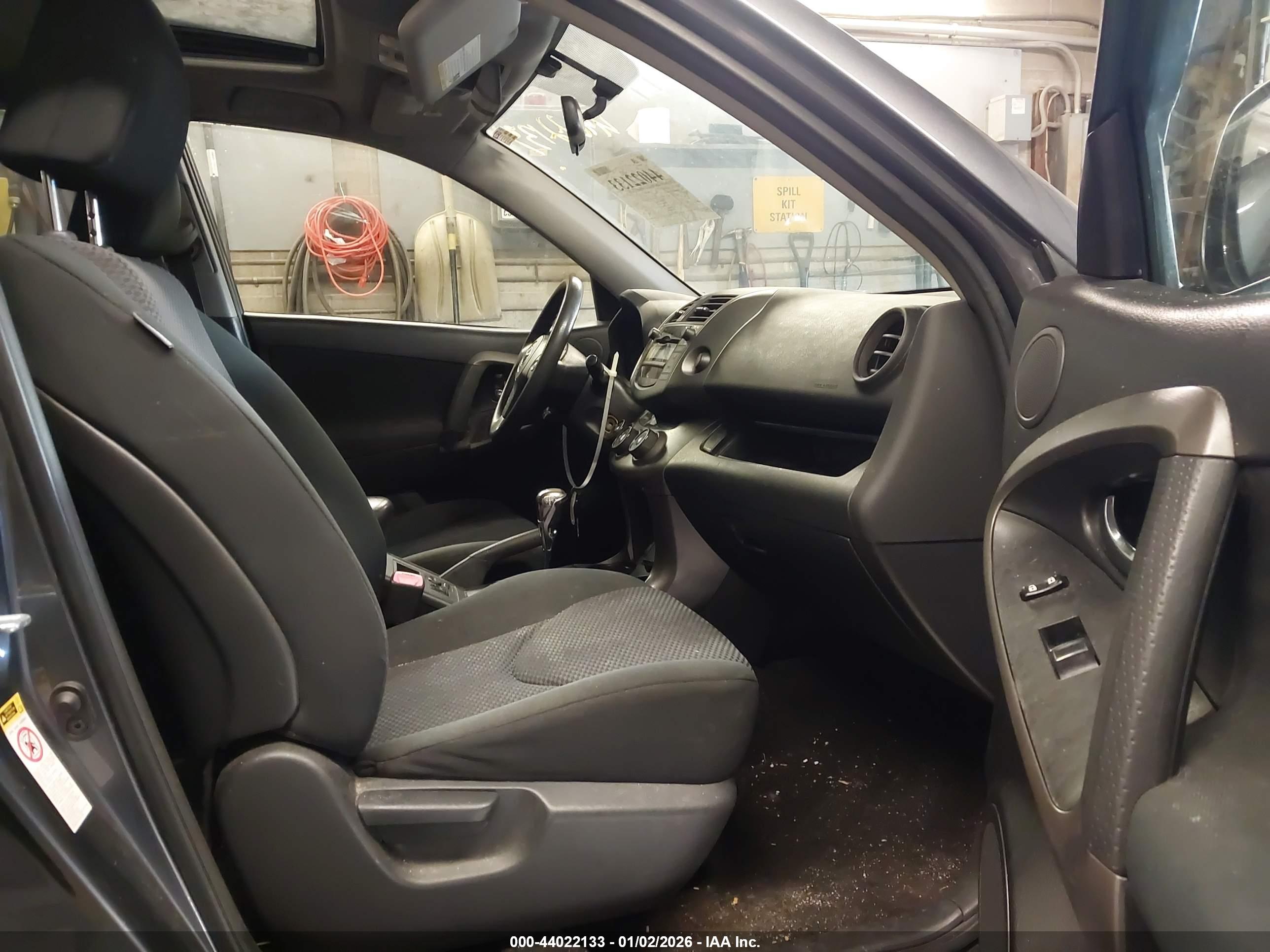 TOYOTA RAV4 image 5