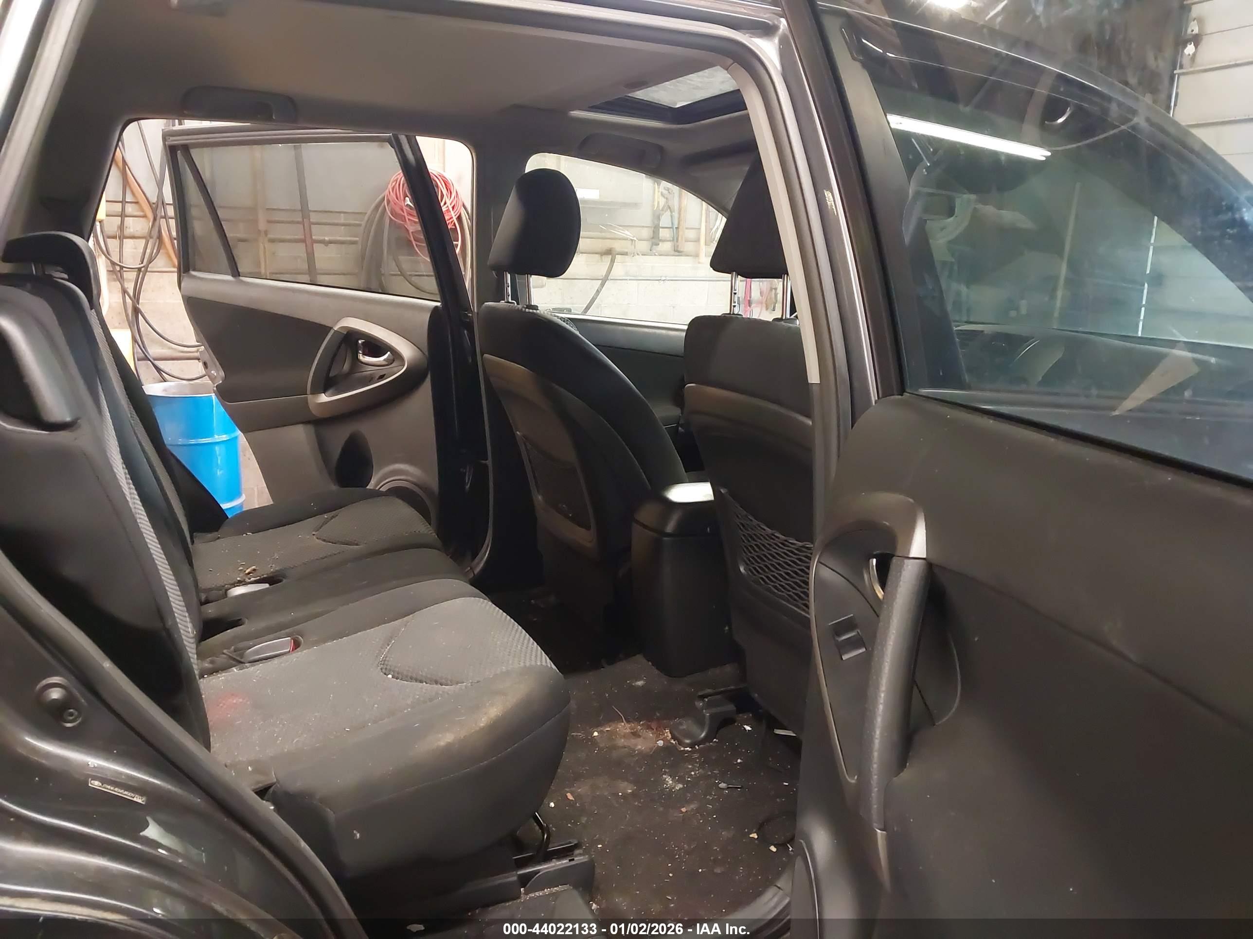 TOYOTA RAV4 image 8