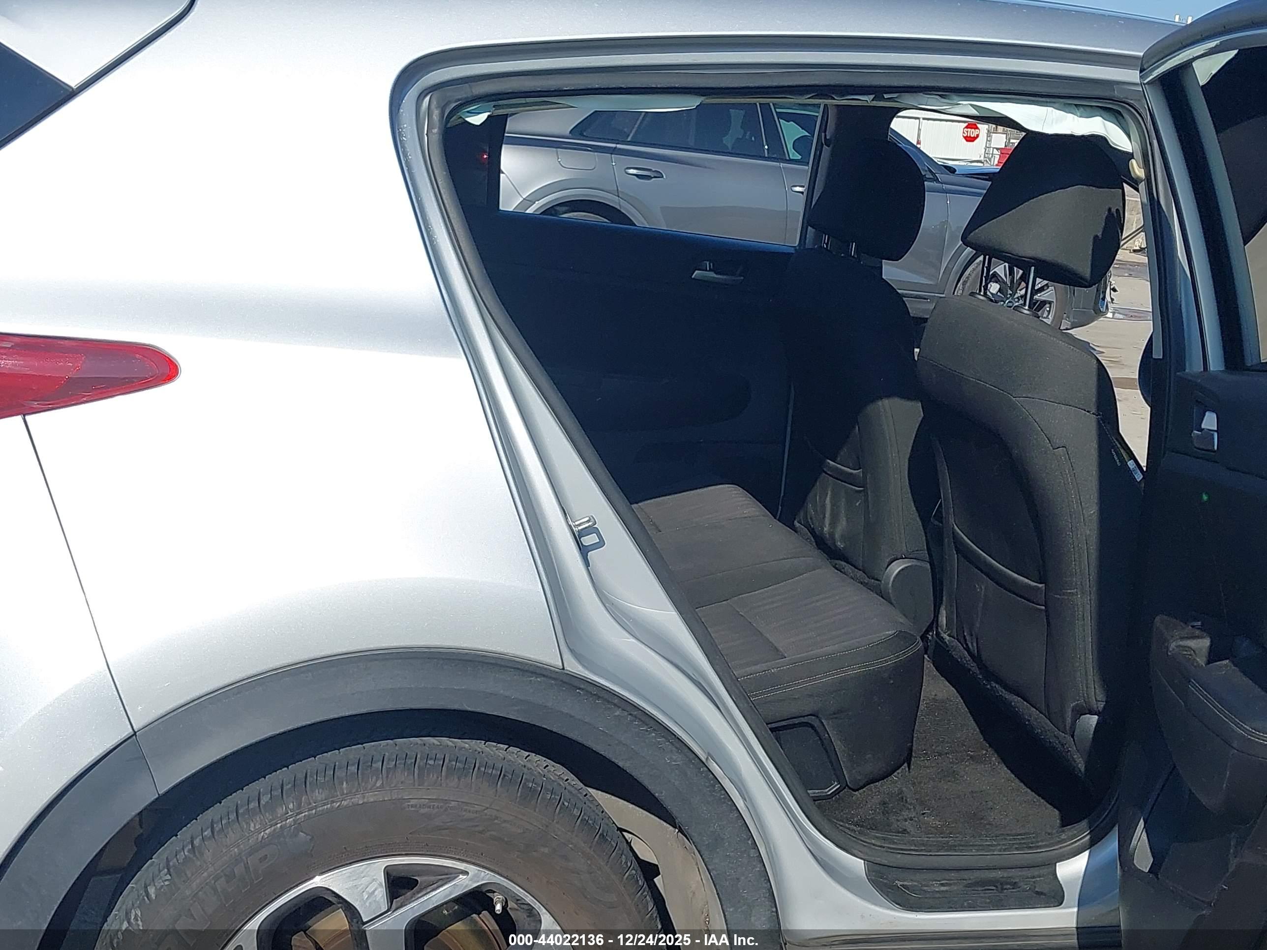 KIA SPORTAGE image 8