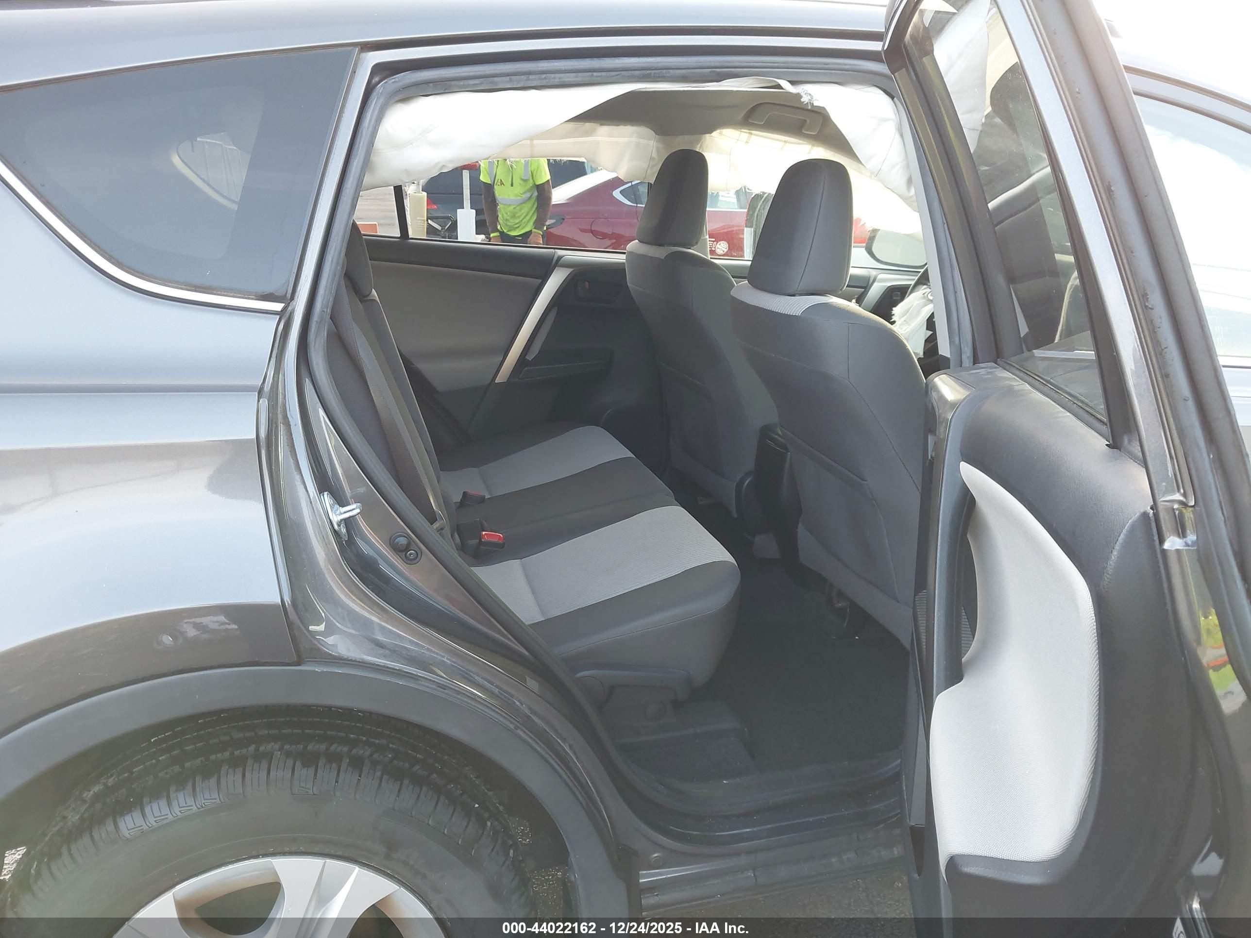 TOYOTA RAV4 image 8