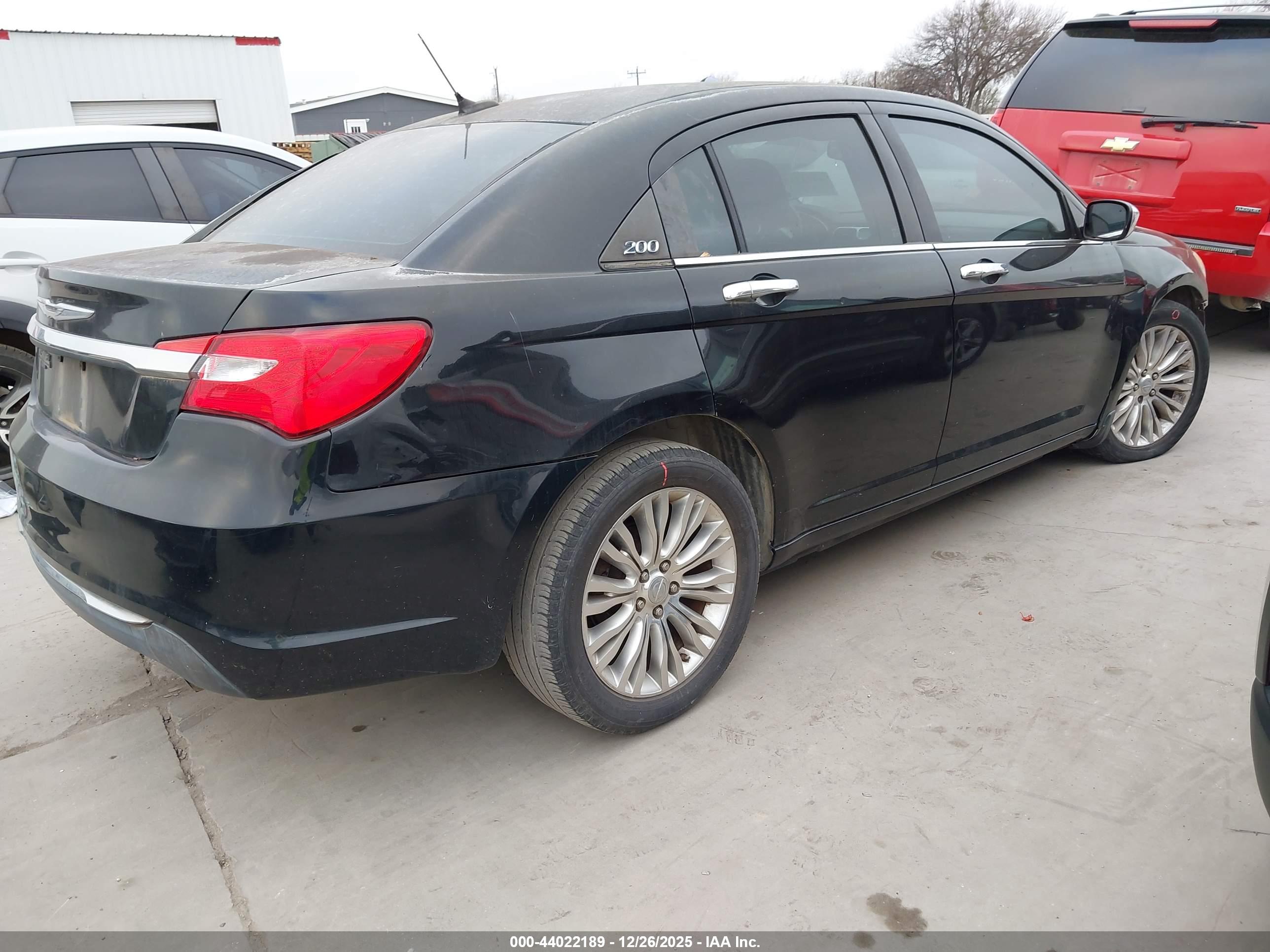 CHRYSLER 200 image 4