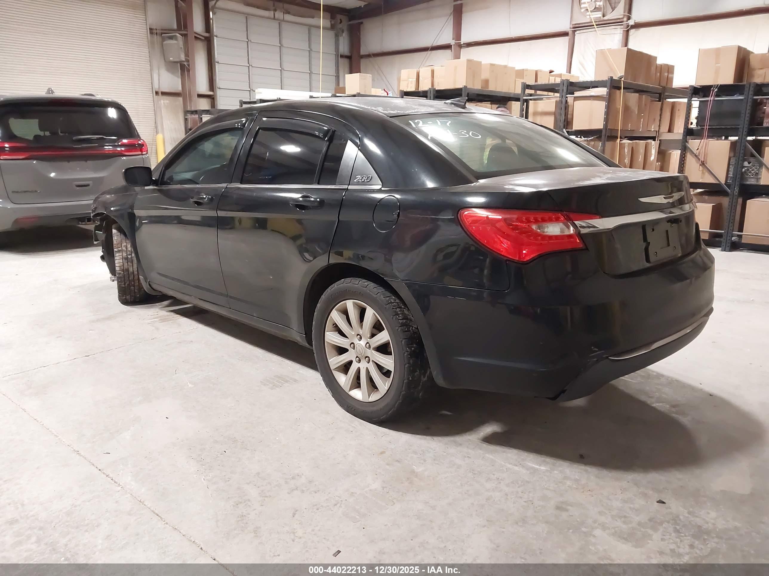 CHRYSLER 200 image 3