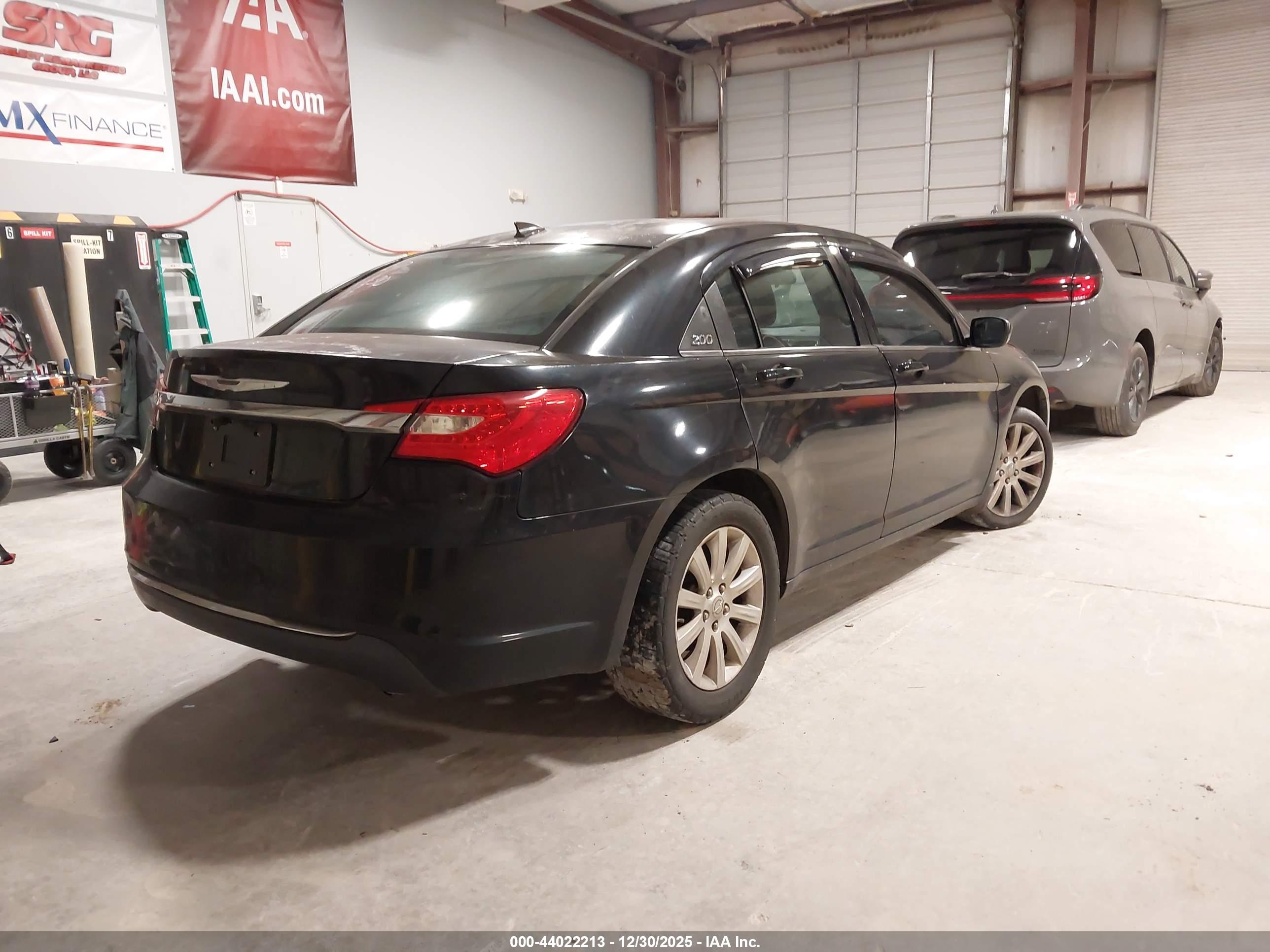 CHRYSLER 200 image 4
