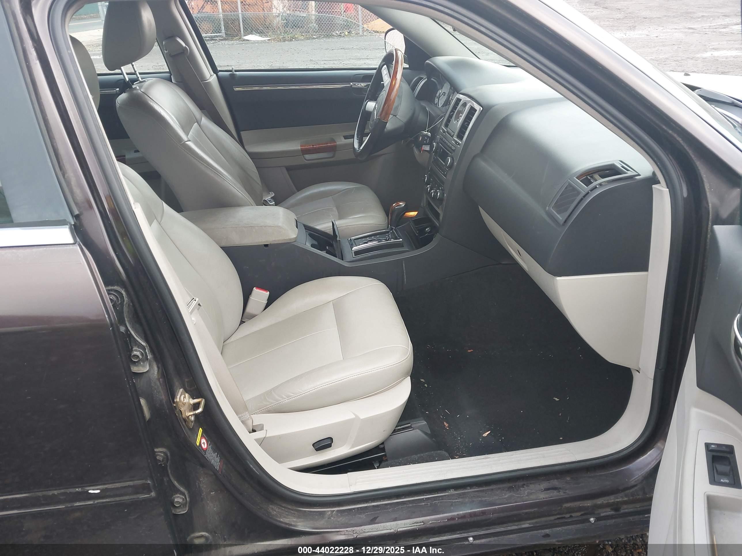CHRYSLER 300 image 5