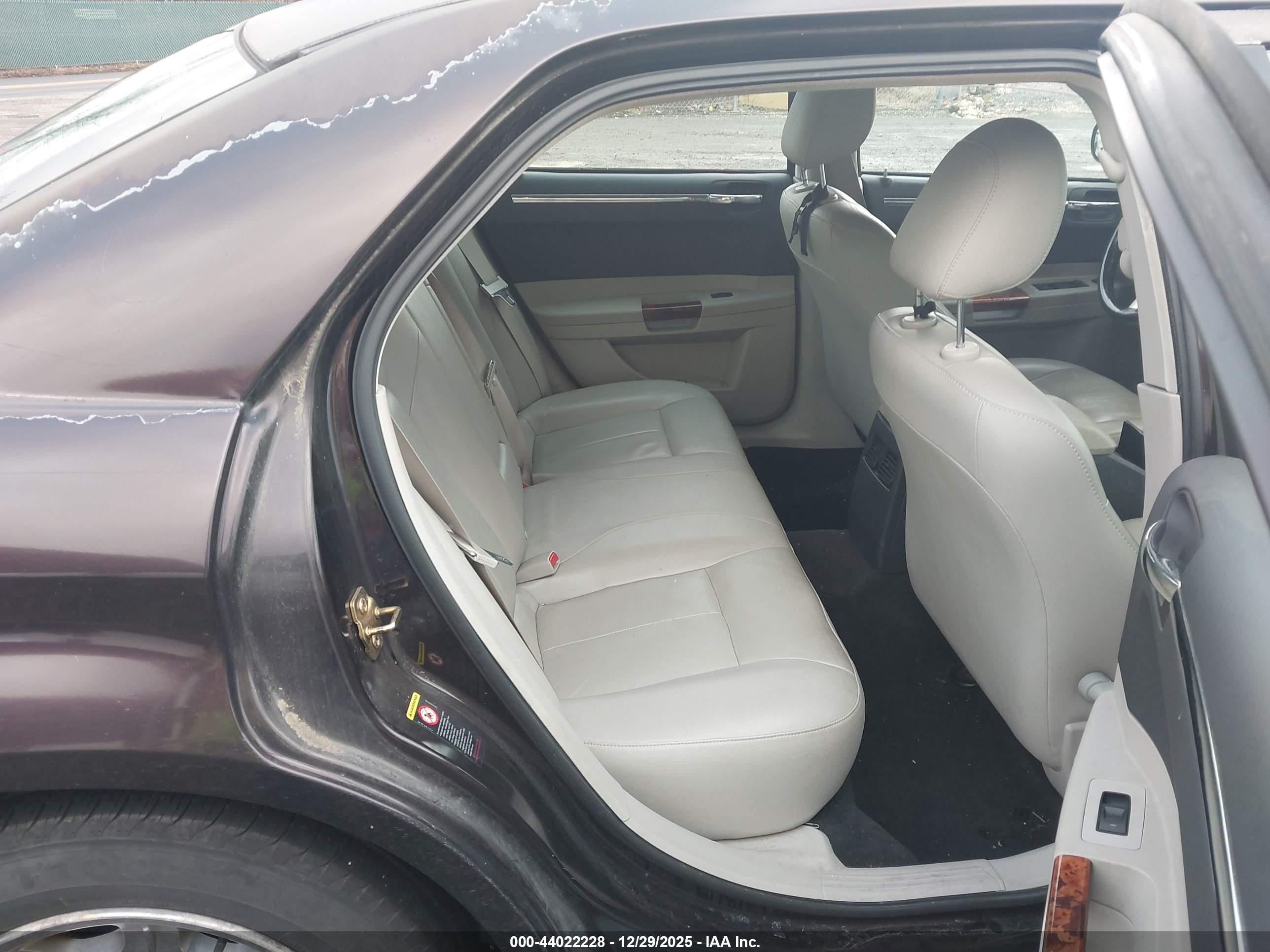 CHRYSLER 300 image 8