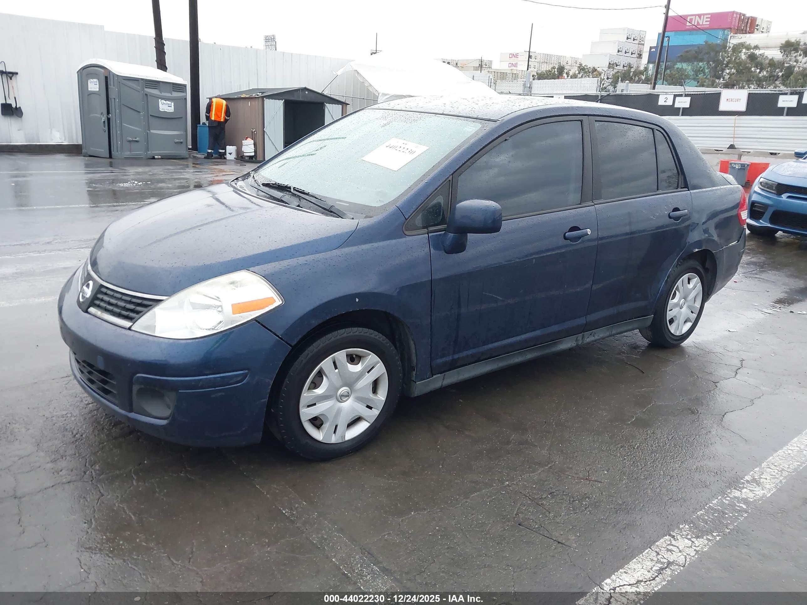 NISSAN VERSA image 2