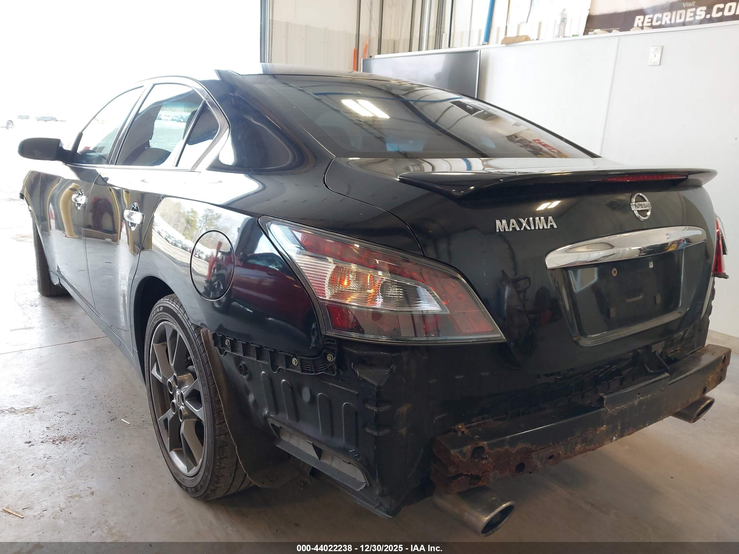 NISSAN MAXIMA image 3